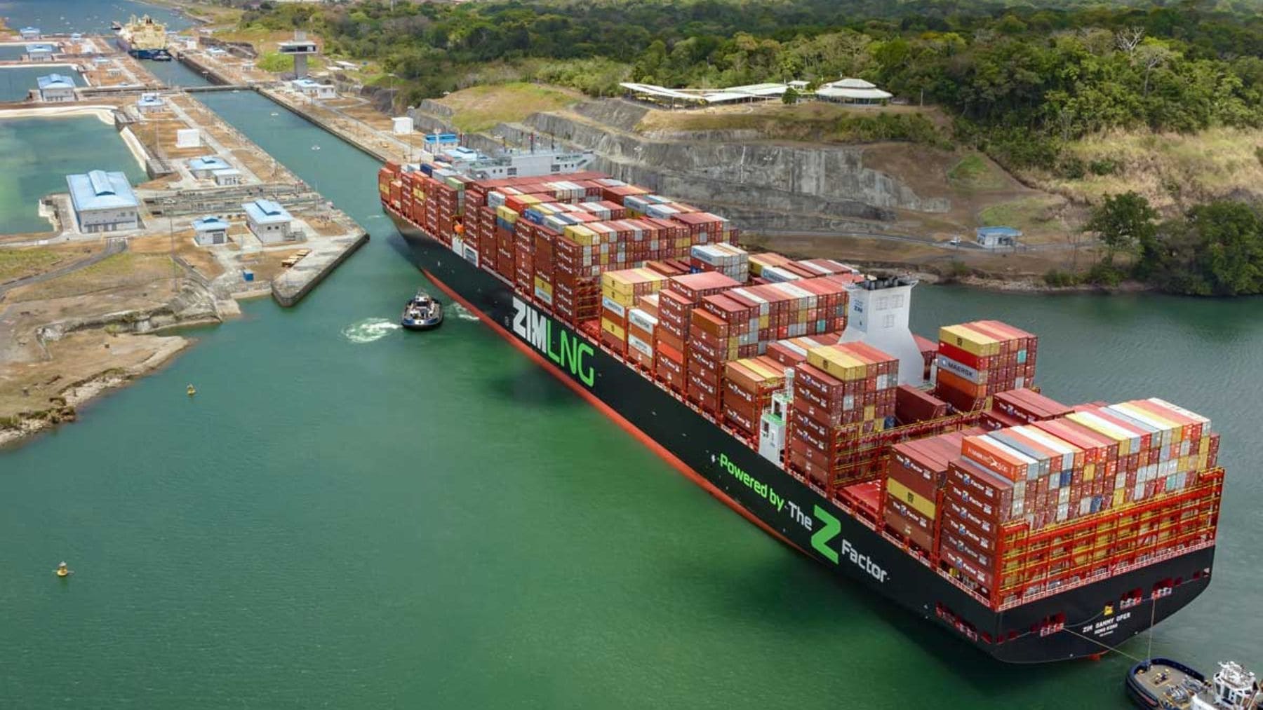 Buque portacontenedores atravesando las esclusas del Canal de Panamá.