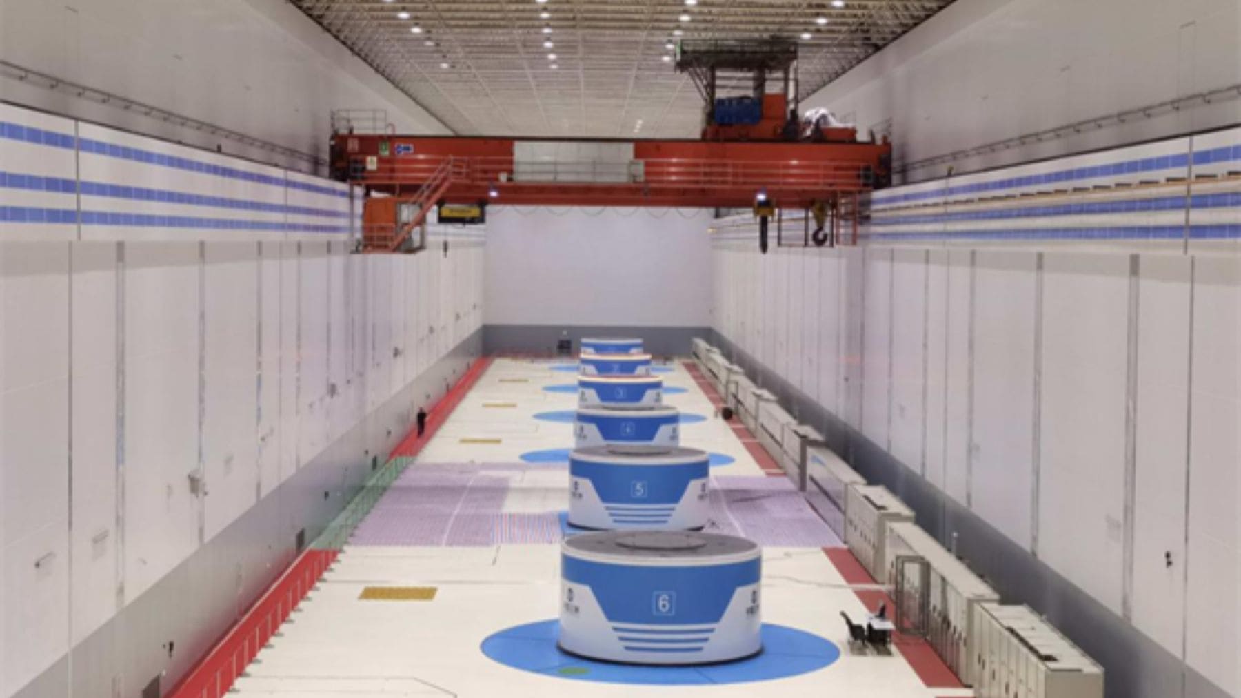 Interior de la central hidroeléctrica de bombeo de Daofu en China con turbinas reversibles de almacenamiento energético.