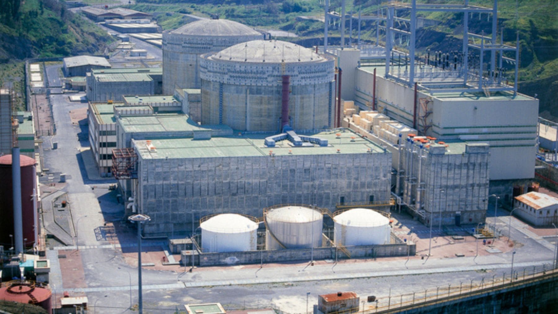 Antigua central nuclear de Lemóniz reconvertida en piscifactoría de lenguado en Bizkaia.