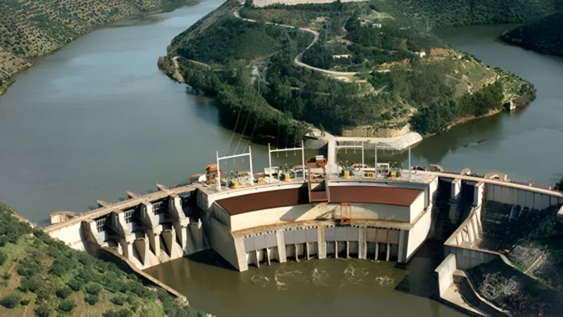 Embalse de Cedillo en el río Tajo durante el envío de agua de España a Portugal por el Convenio de Albufeira.