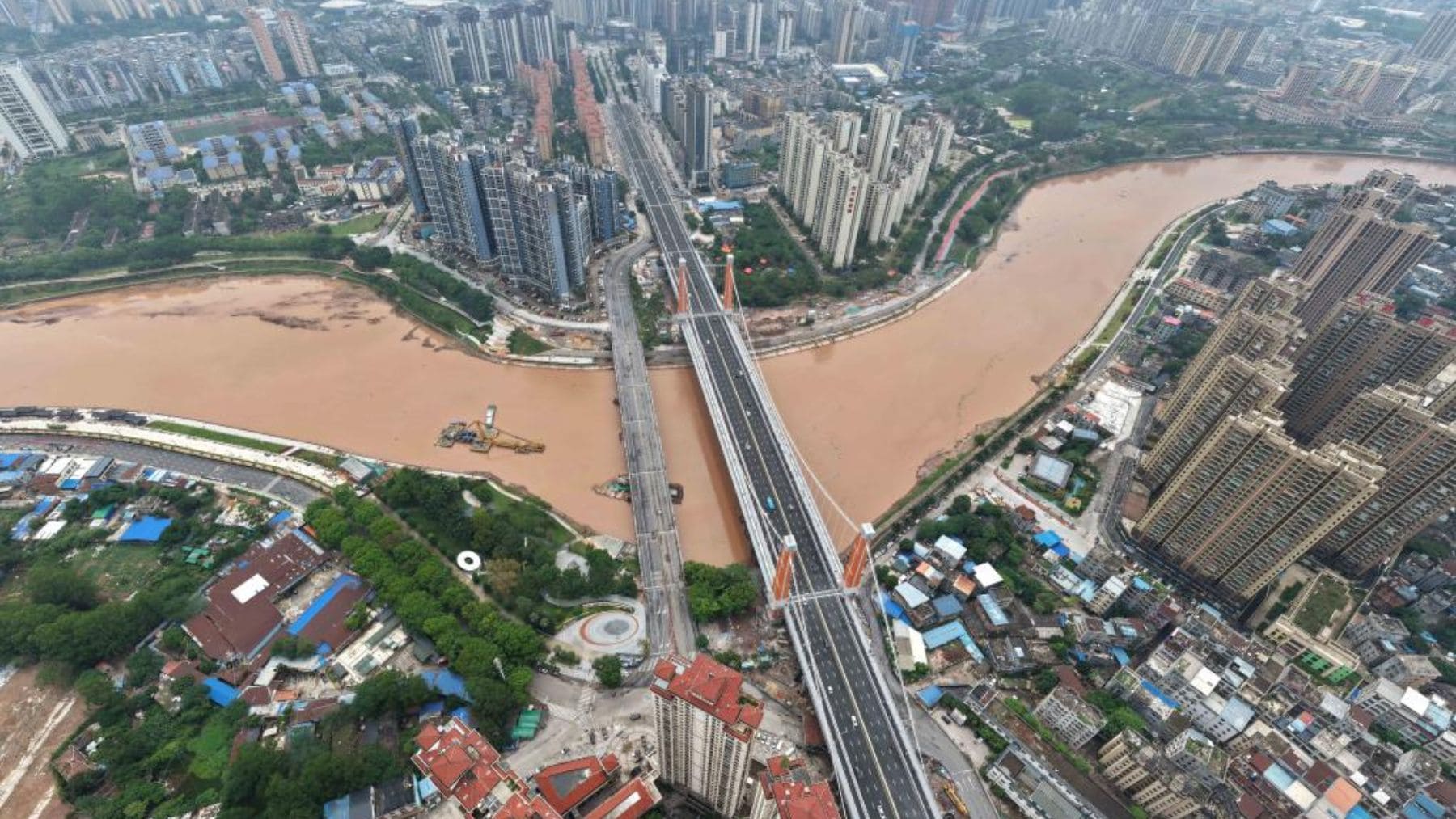 Vista aérea del puente Zicai sobre el canal de Pinglu, la nueva autopista fluvial de China.