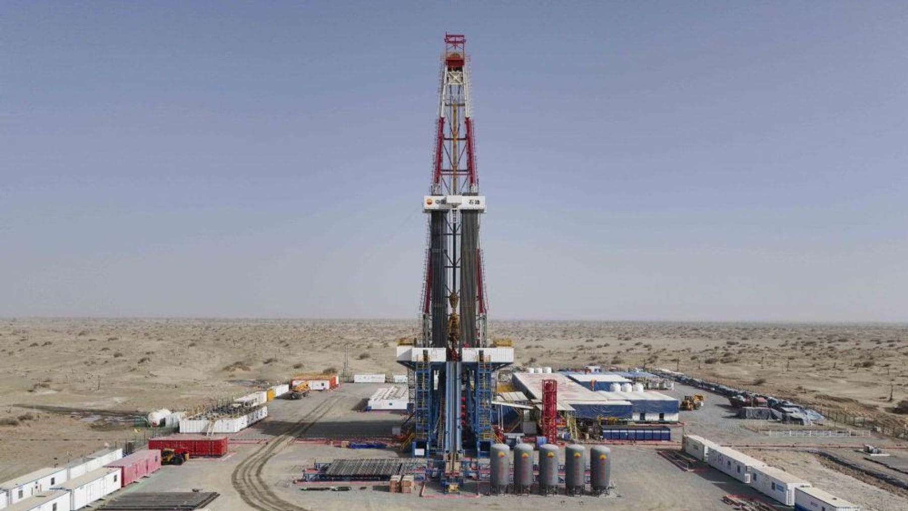 Pozo Deep Earth Tak 1 en China durante las perforaciones ultra profundas de nuevos yacimientos de petróleo y gas.
