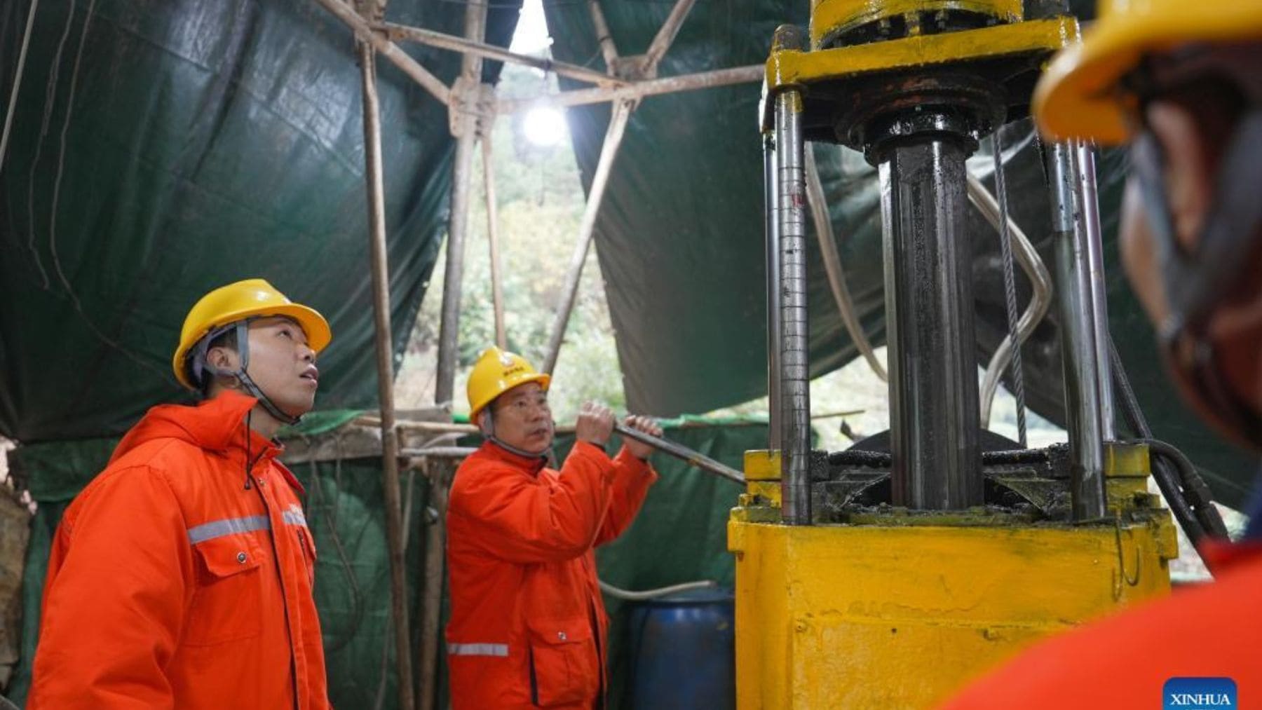 Técnicos chinos trabajan en la perforación de la nueva mina de oro descubierta en Hunan a 2.000 metros de profundidad