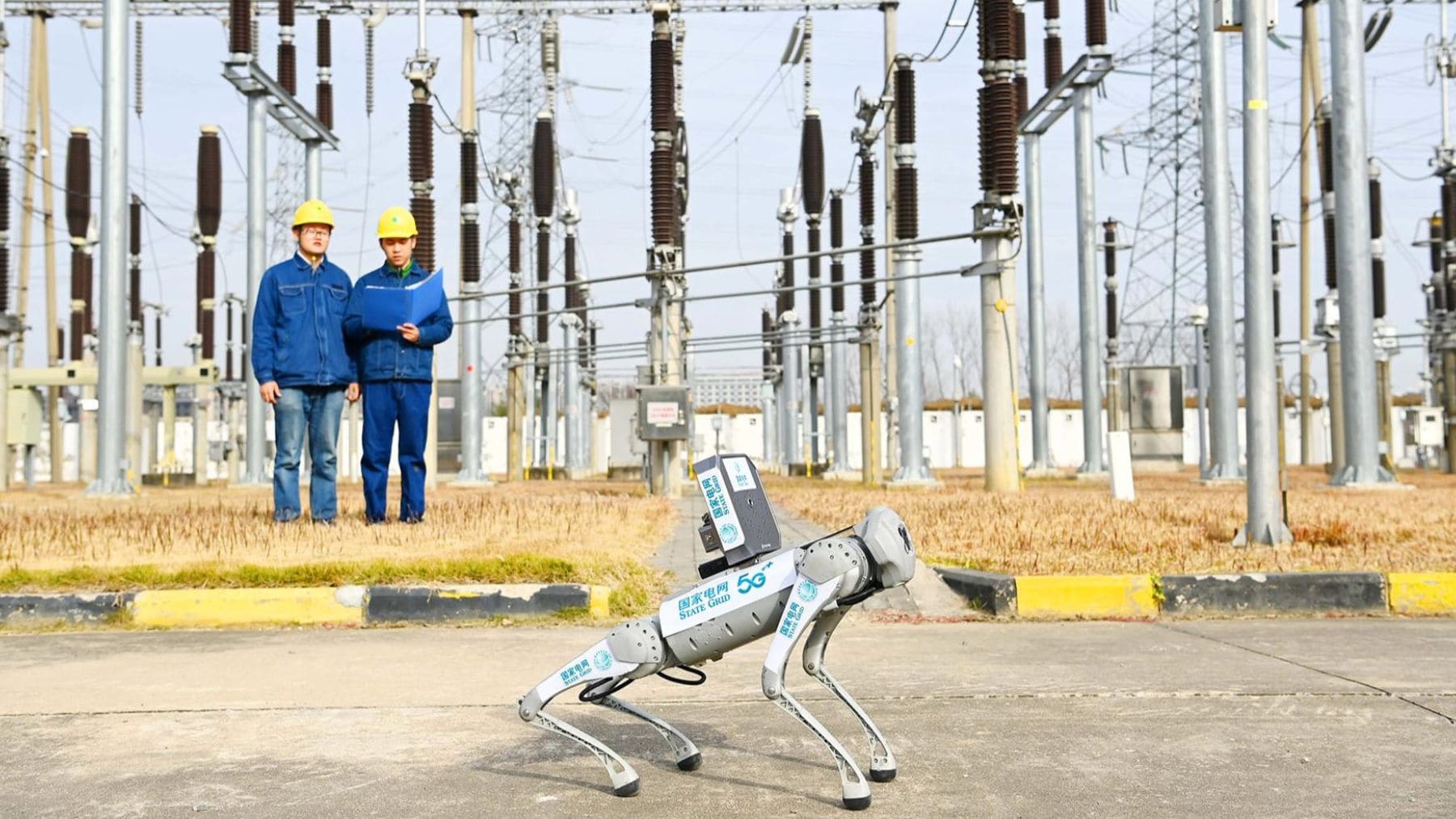 Robot de State Grid inspeccionando una subestación eléctrica en China con inteligencia artificial.