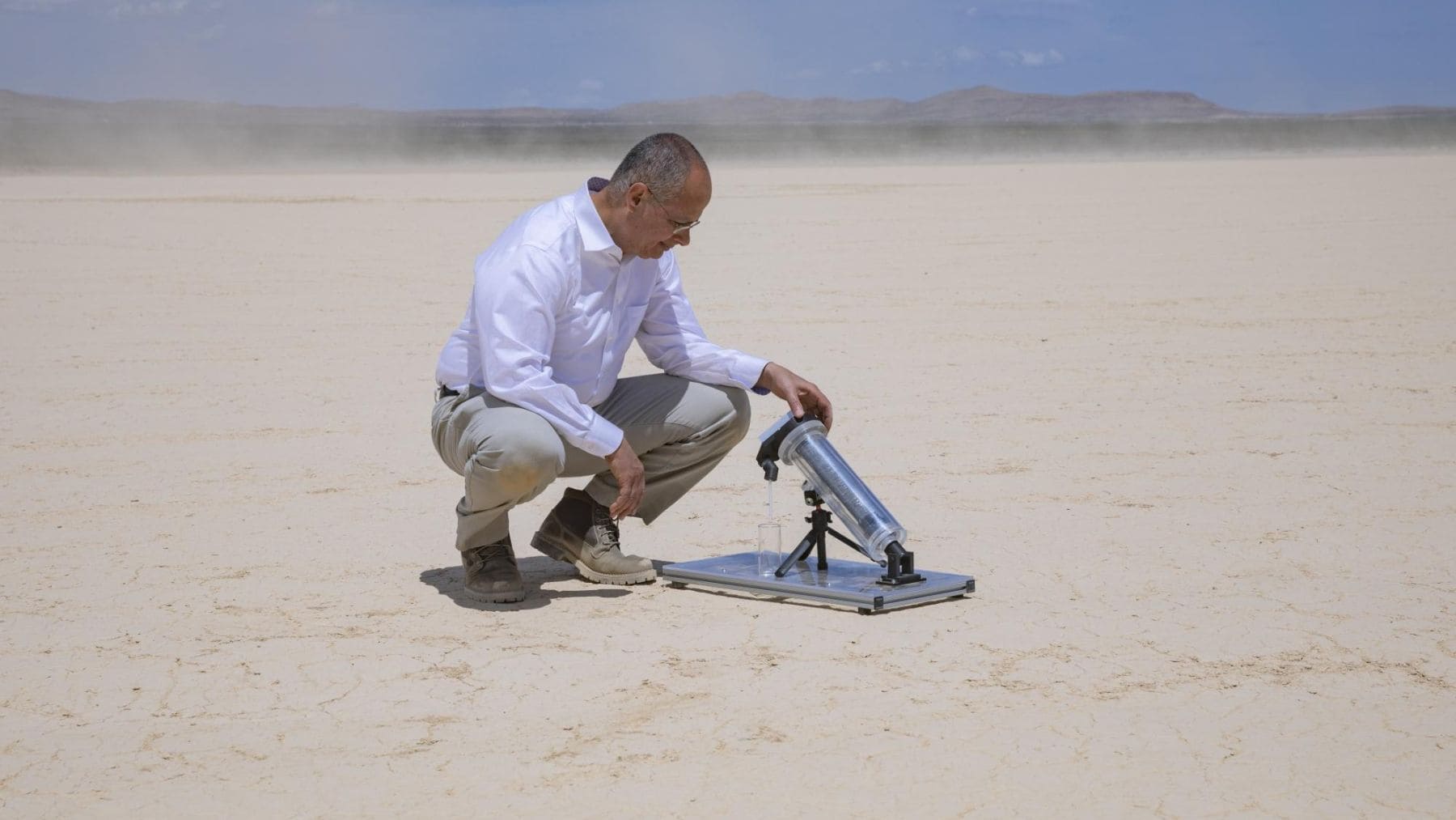 Omar Yaghi probando una máquina capaz de extraer agua potable del aire seco en el desierto.