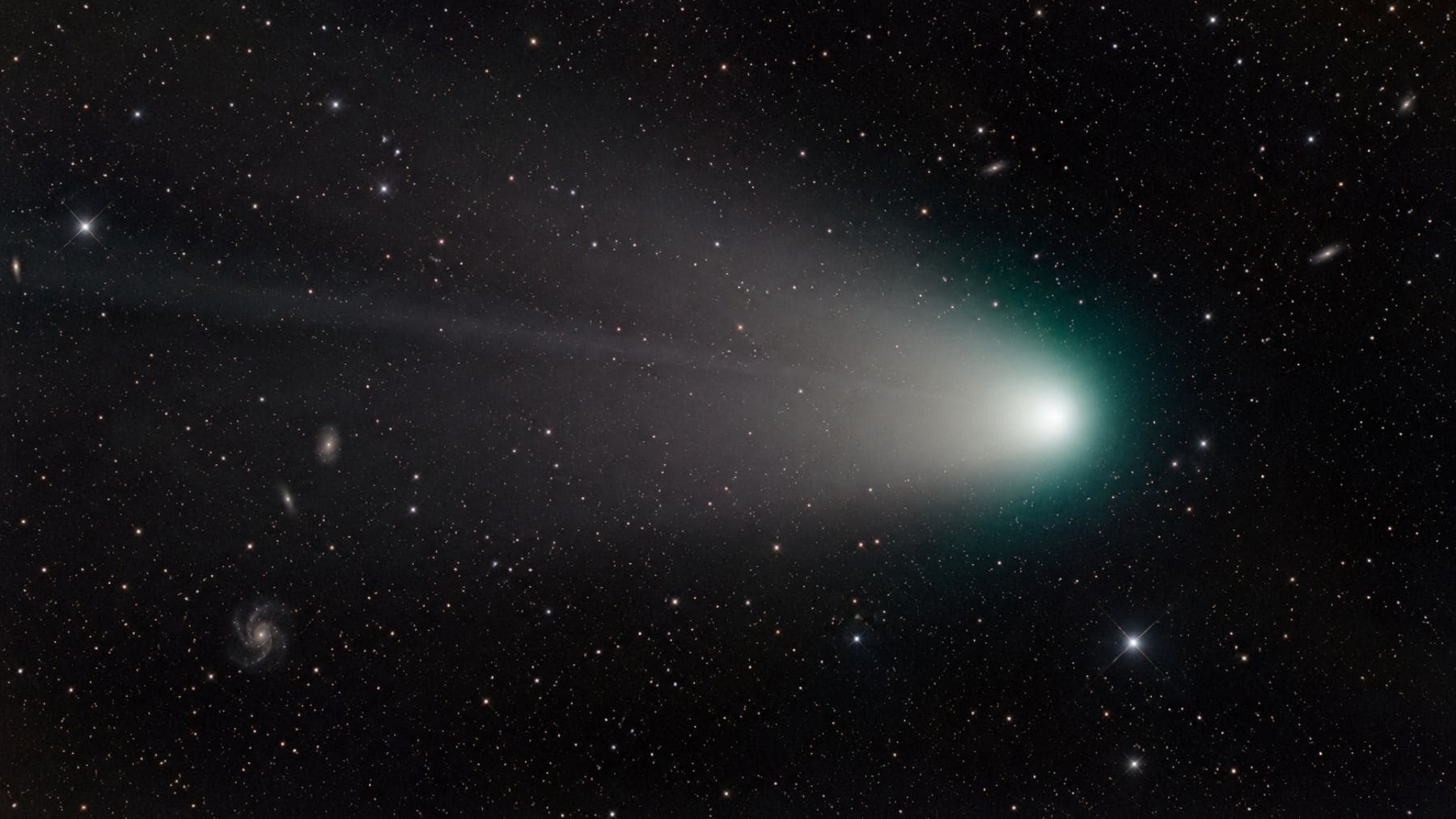 Imagen del cometa interestelar 3I/ATLAS con una enorme cola brillante atravesando el espacio profundo.