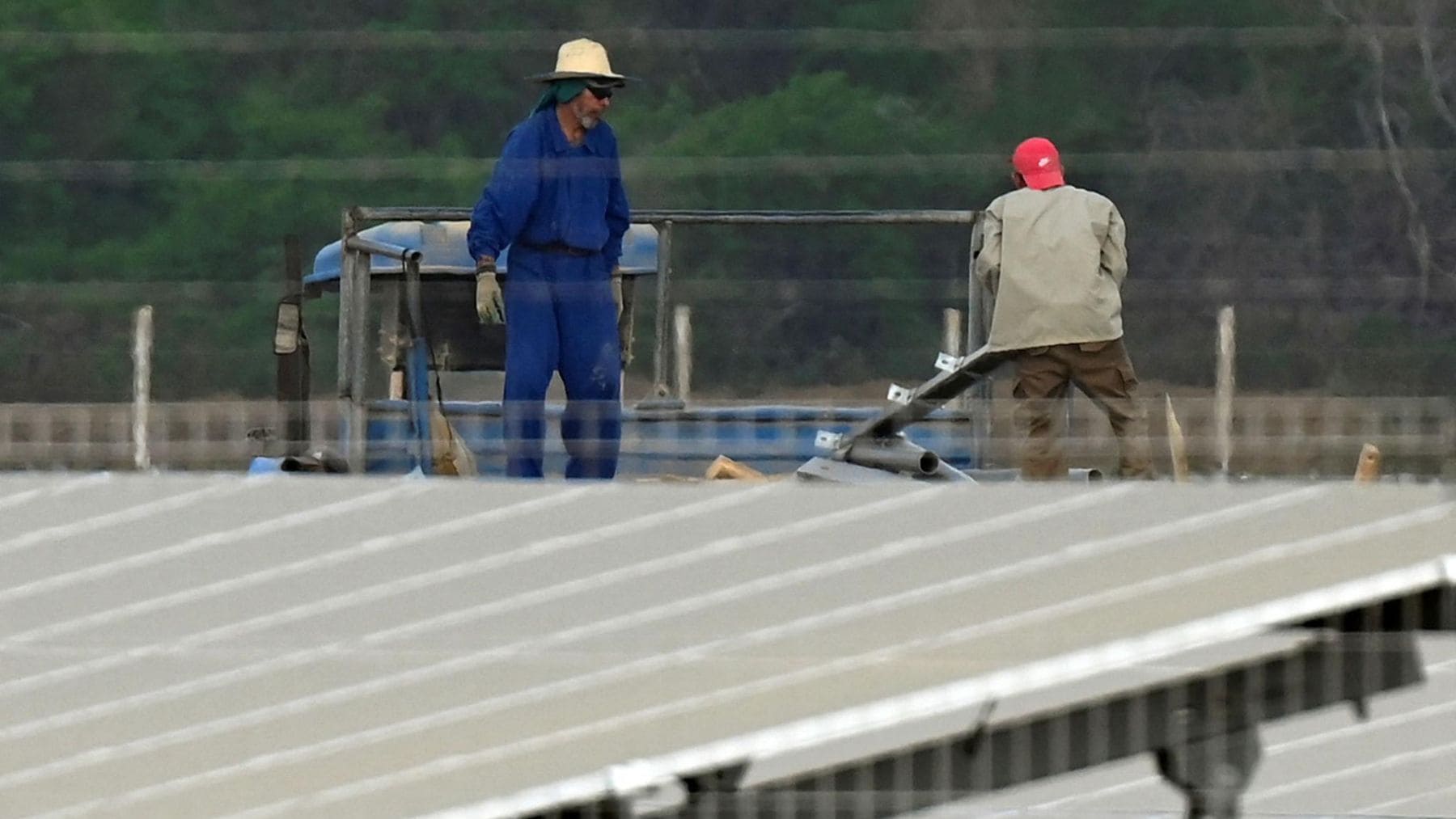 Trabajadores en un parque solar de Cuba durante la expansión energética impulsada con ayuda de China