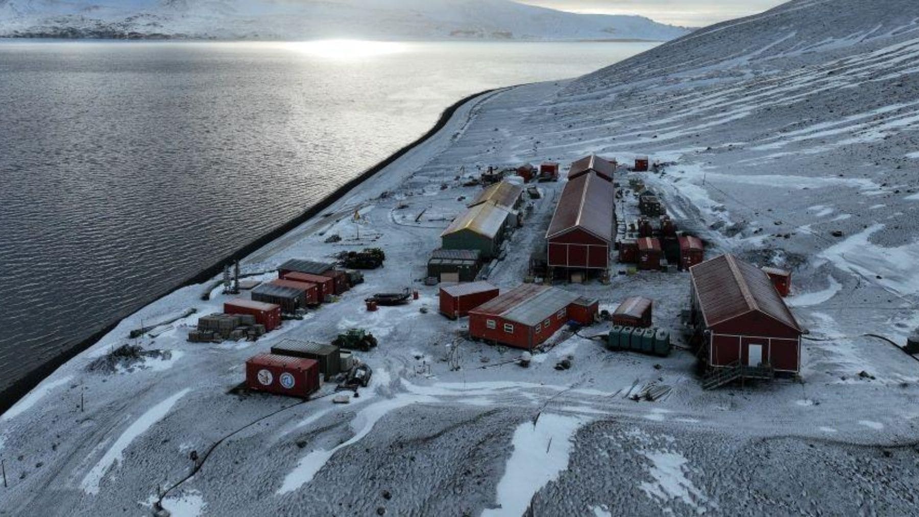 Base antártica Gabriel de Castilla en la Antártida durante una investigación sobre deshielo y cambio climático.