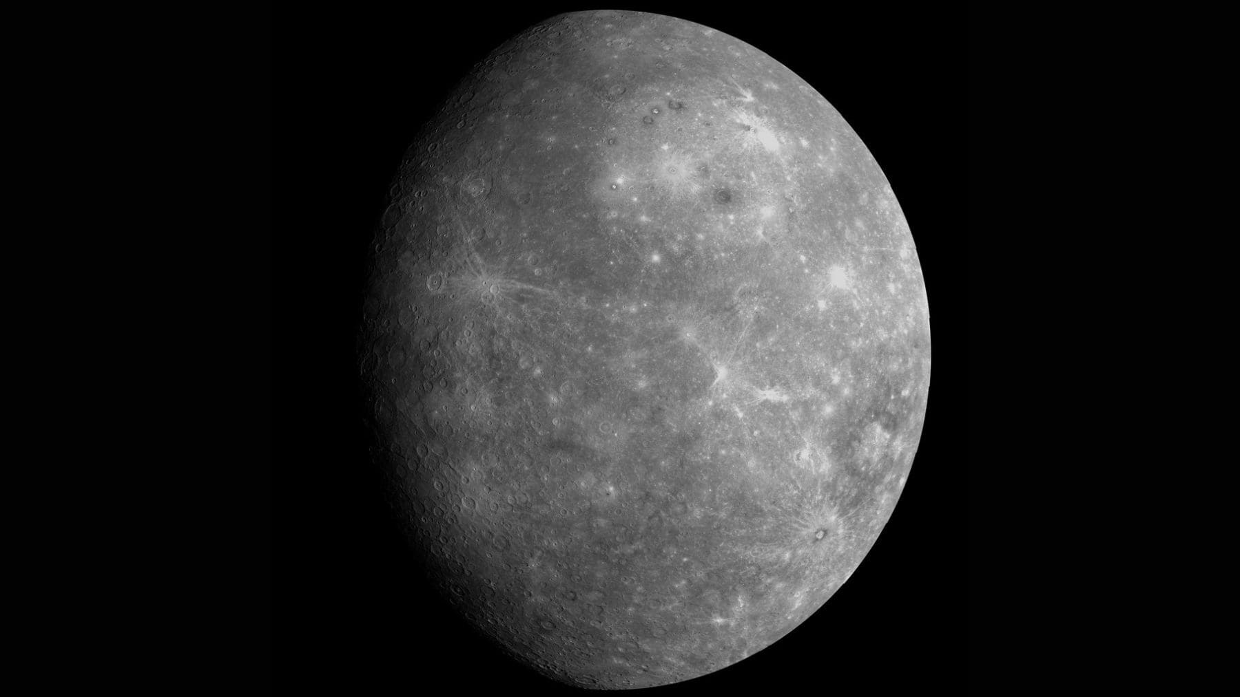 Imagen de Mercurio captada por la NASA donde un estudio sitúa una posible capa de diamantes bajo el planeta