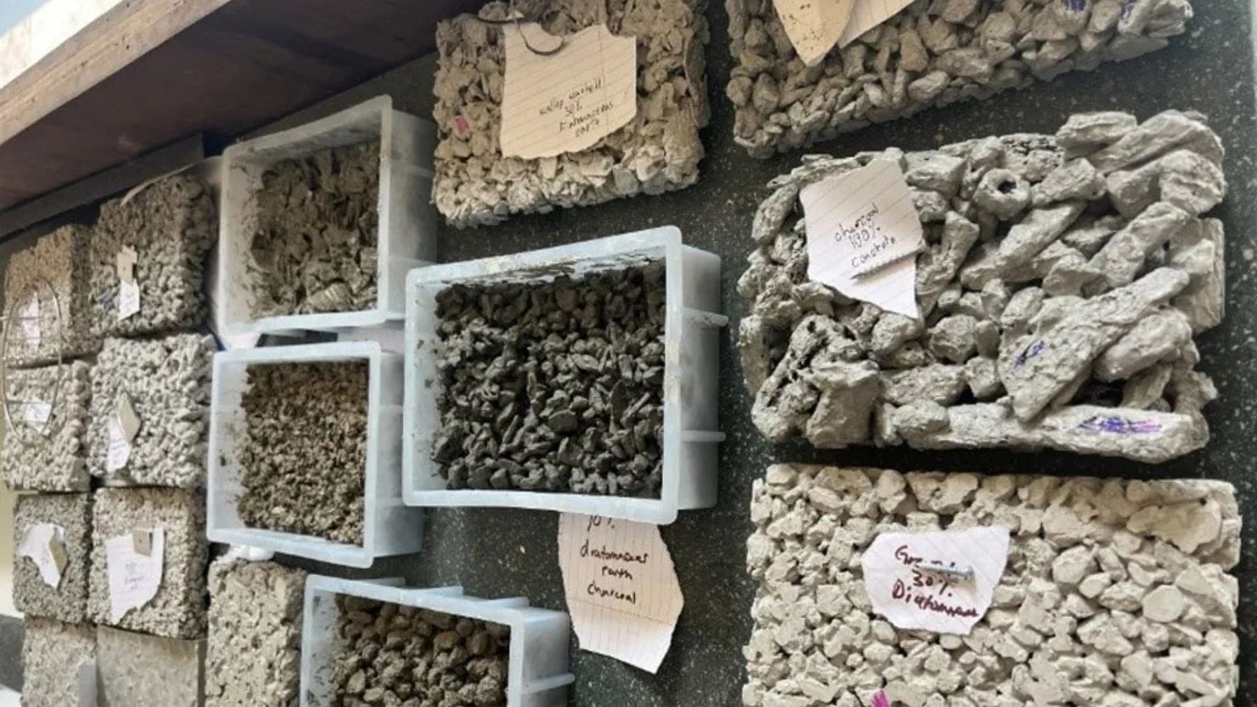 Muestras de hormigón poroso creado con materiales reciclados para absorber agua de lluvia y evitar inundaciones