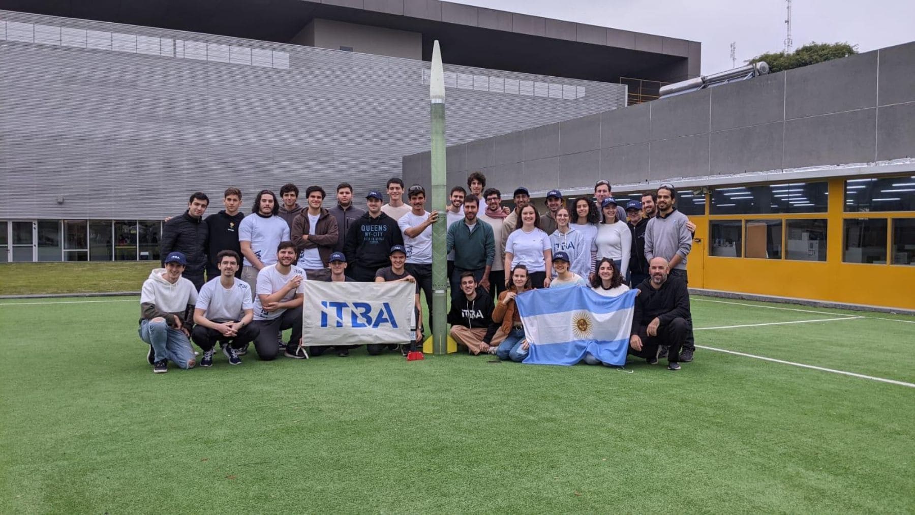Estudiantes del ITBA junto al cohete supersónico Aconcagua que competirá en la IREC 2026.