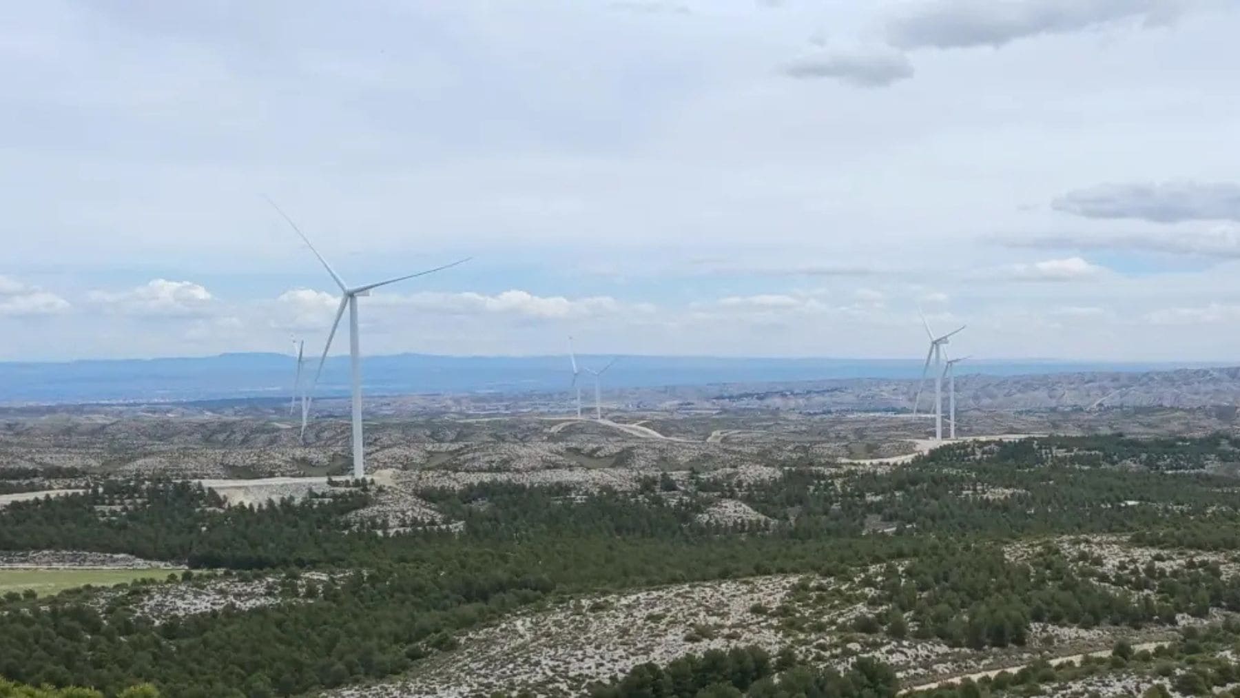 Parque eólico de Forestalia con aerogeneradores en Tosos, Zaragoza