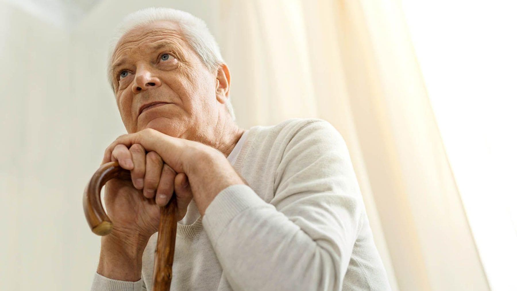 Hombre mayor pensativo representando a la generación de los años 60 y 70 y el silencio emocional