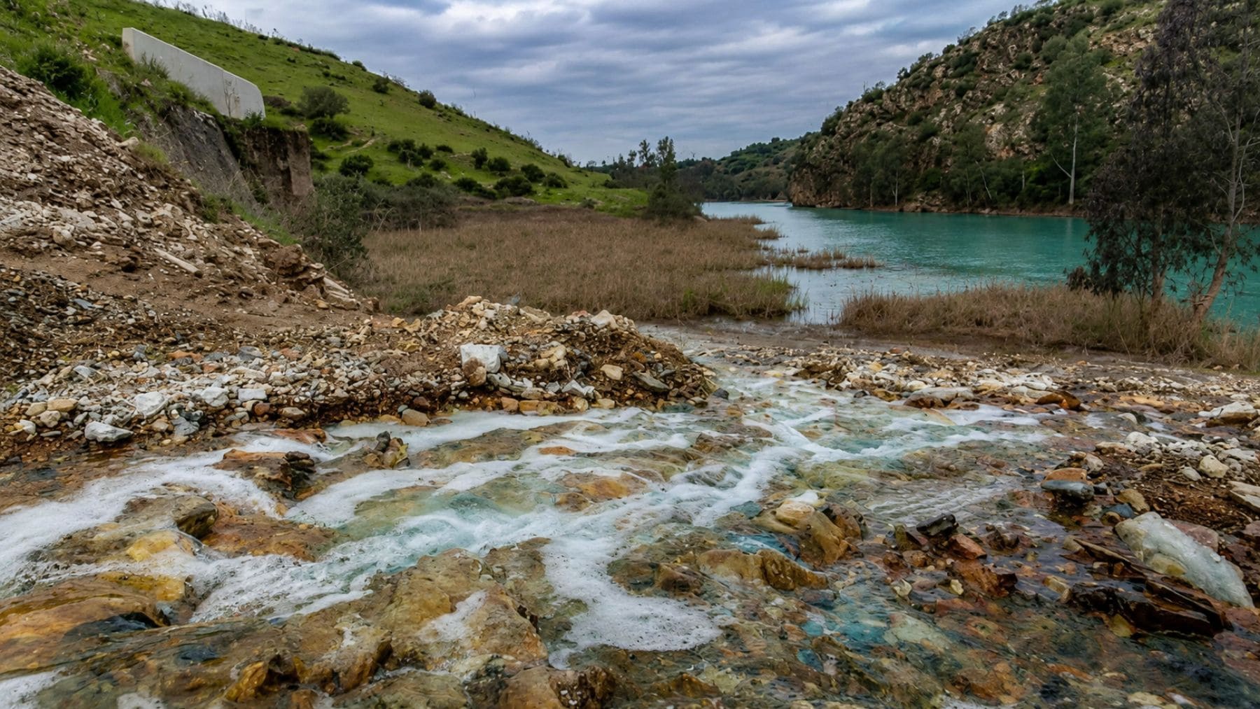 Filtraciones contaminadas en la mina de Aznalcóllar hacia el río Agrio en una imagen difundida por Greenpeace.