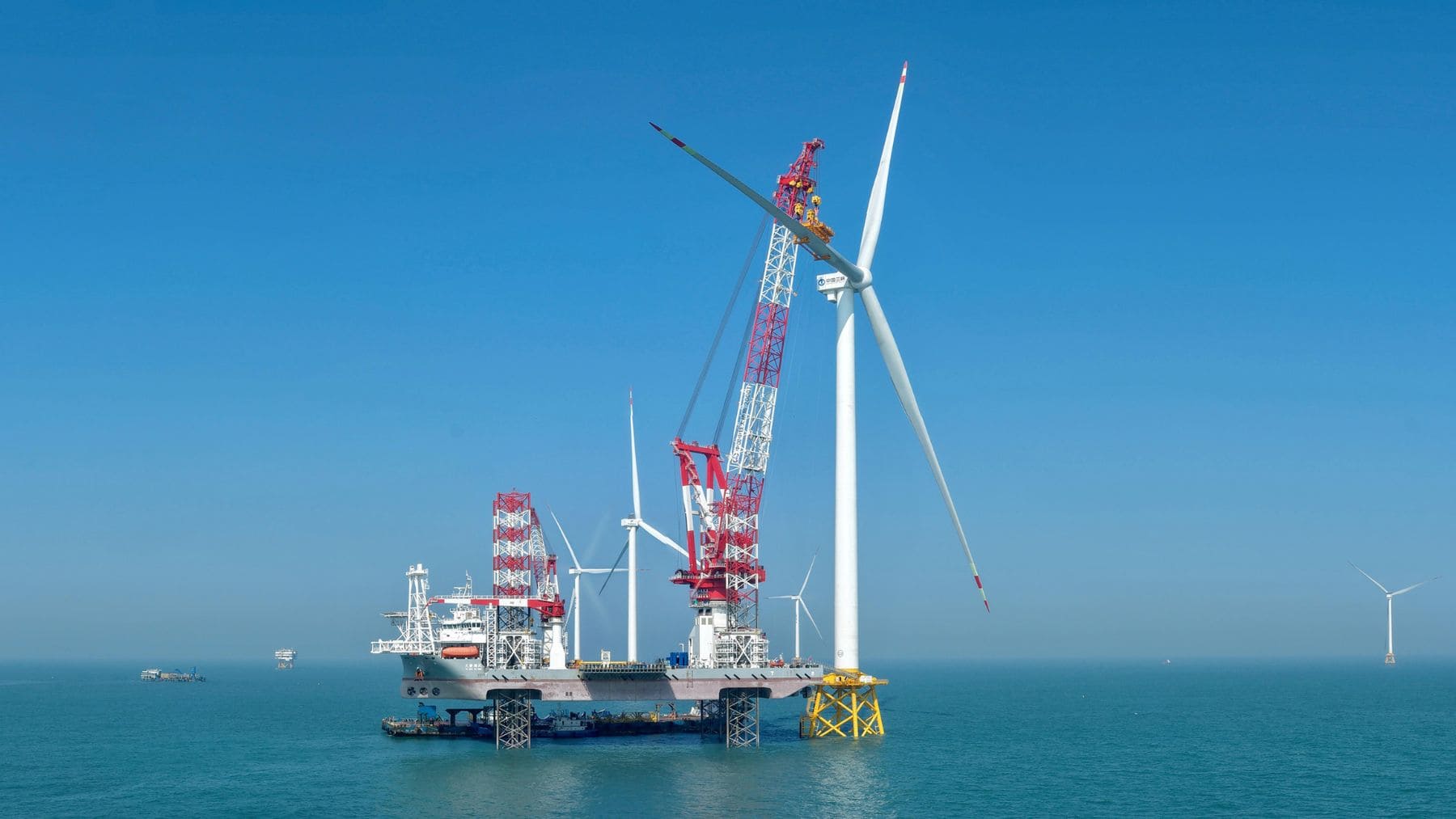 Turbina eólica marina gigante de 20 MW instalada en China frente al mar.