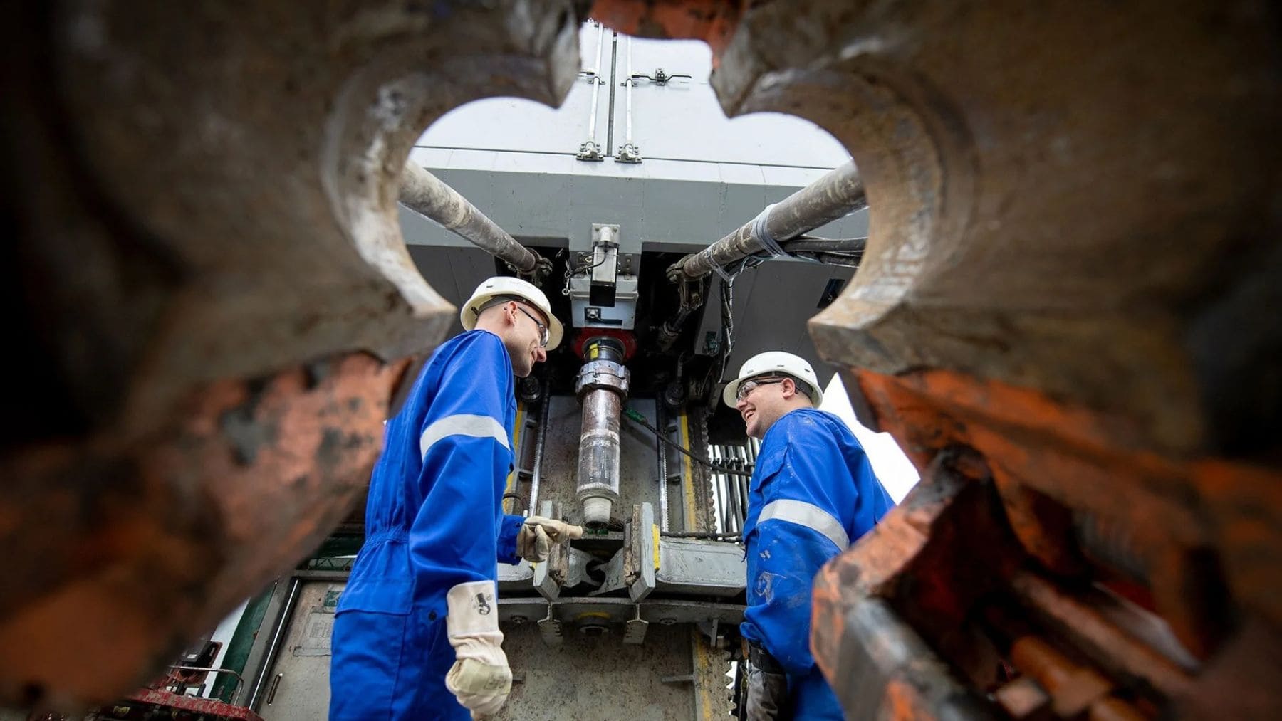 Trabajadores en una instalación industrial del yacimiento de litio hallado en Altmark, Alemania.