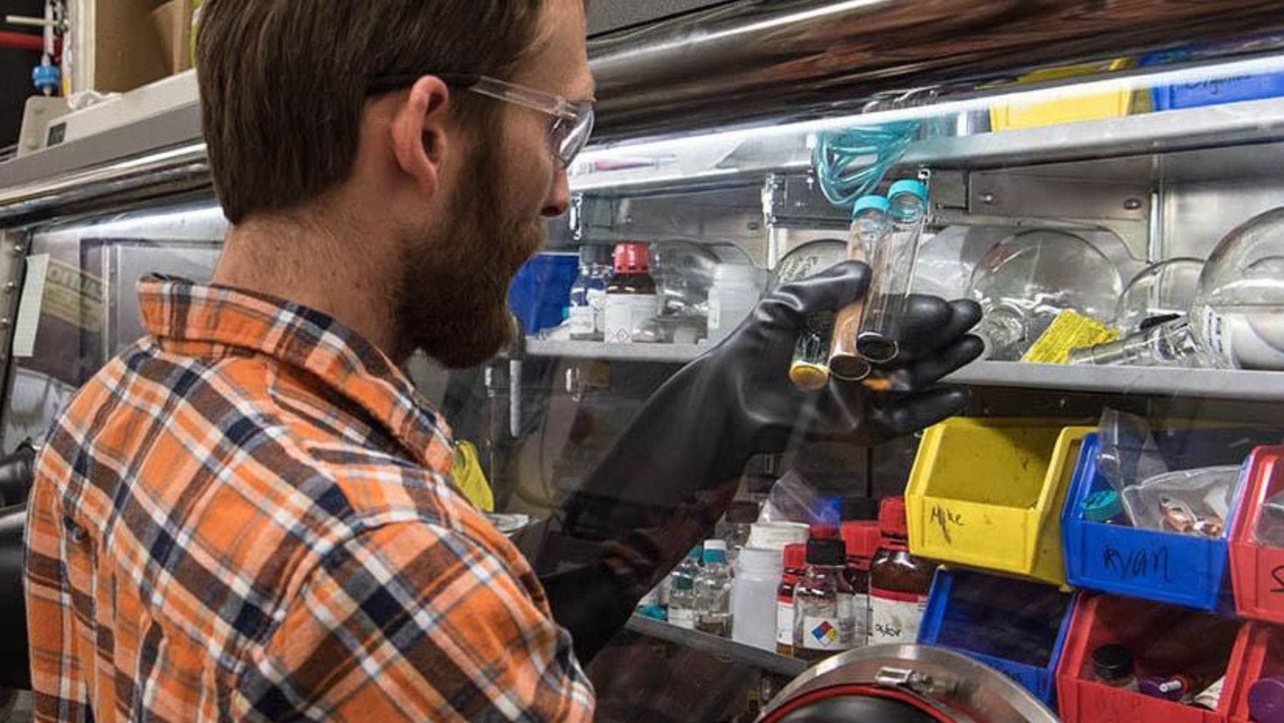 Científico trabajando con nanomateriales de silicio para desarrollar combustible solar mediante electrones calientes.