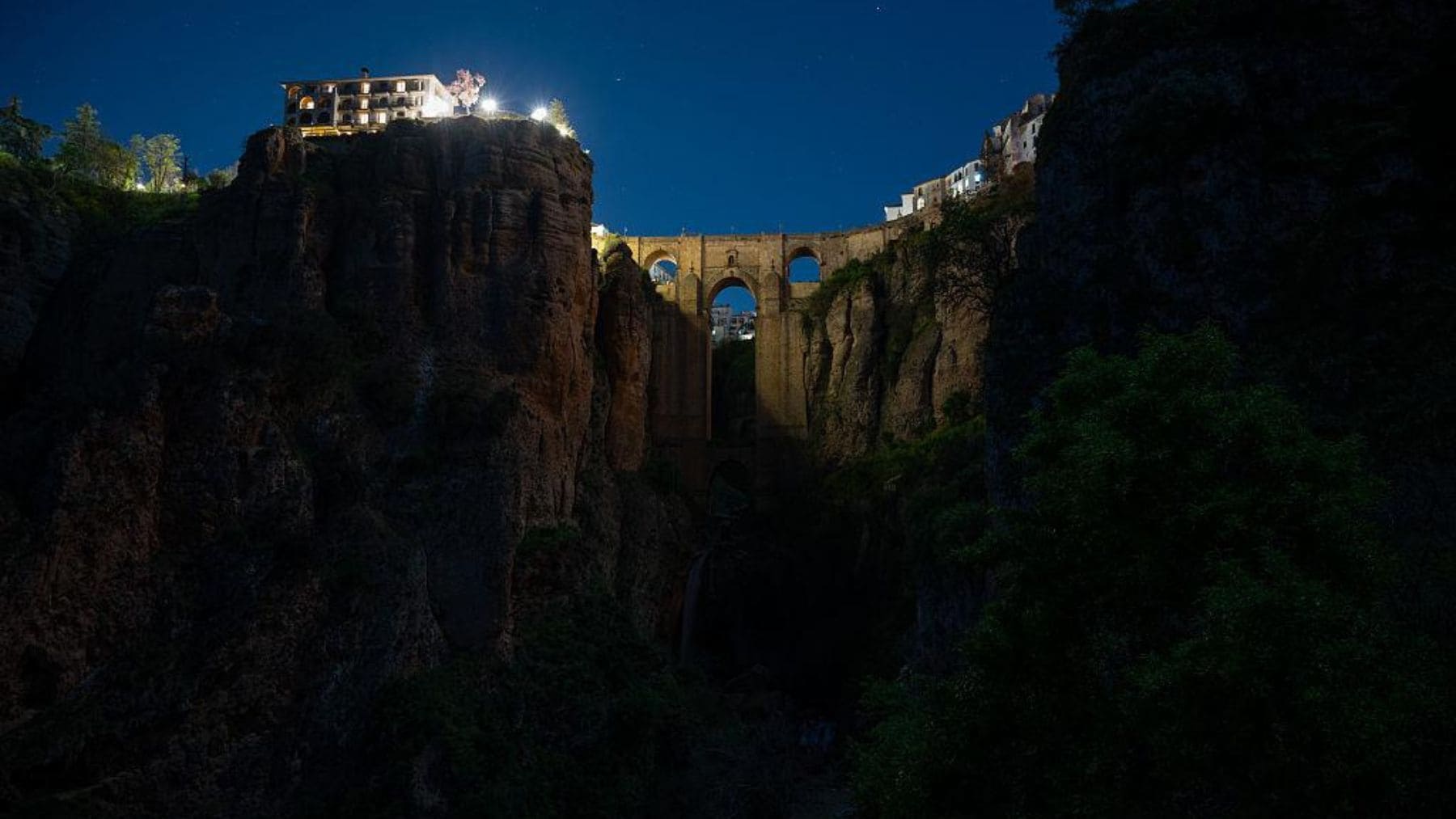 El Puente Nuevo de Ronda apagado durante La Hora del Planeta 2026 contra el cambio climático.