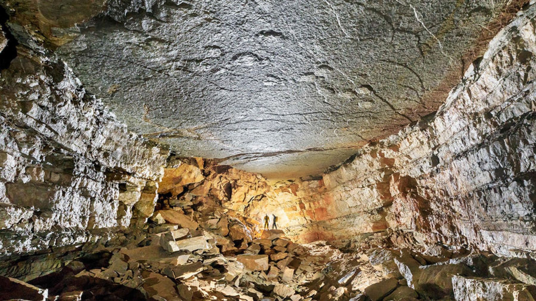 Huellas de dinosaurios de 160 millones de años en el techo de la cueva de Castelbouc en Francia.