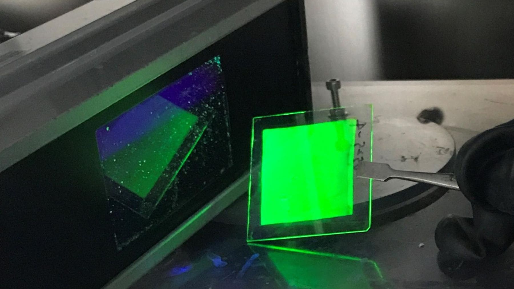 Material de perovskita desarrollado en Japón para mejorar la eficiencia de los paneles solares mediante fisión singlete.