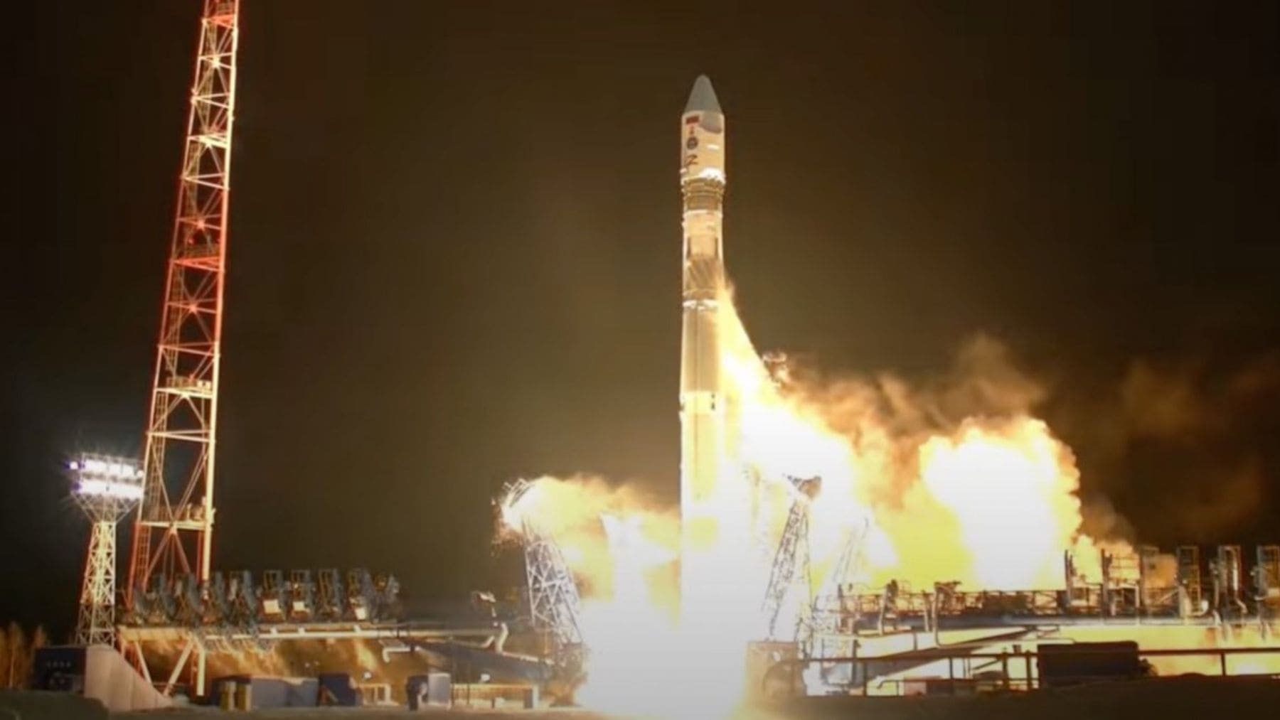 Lanzamiento de un cohete ruso Soyuz relacionado con los satélites Cosmos 2581, 2582 y 2583.