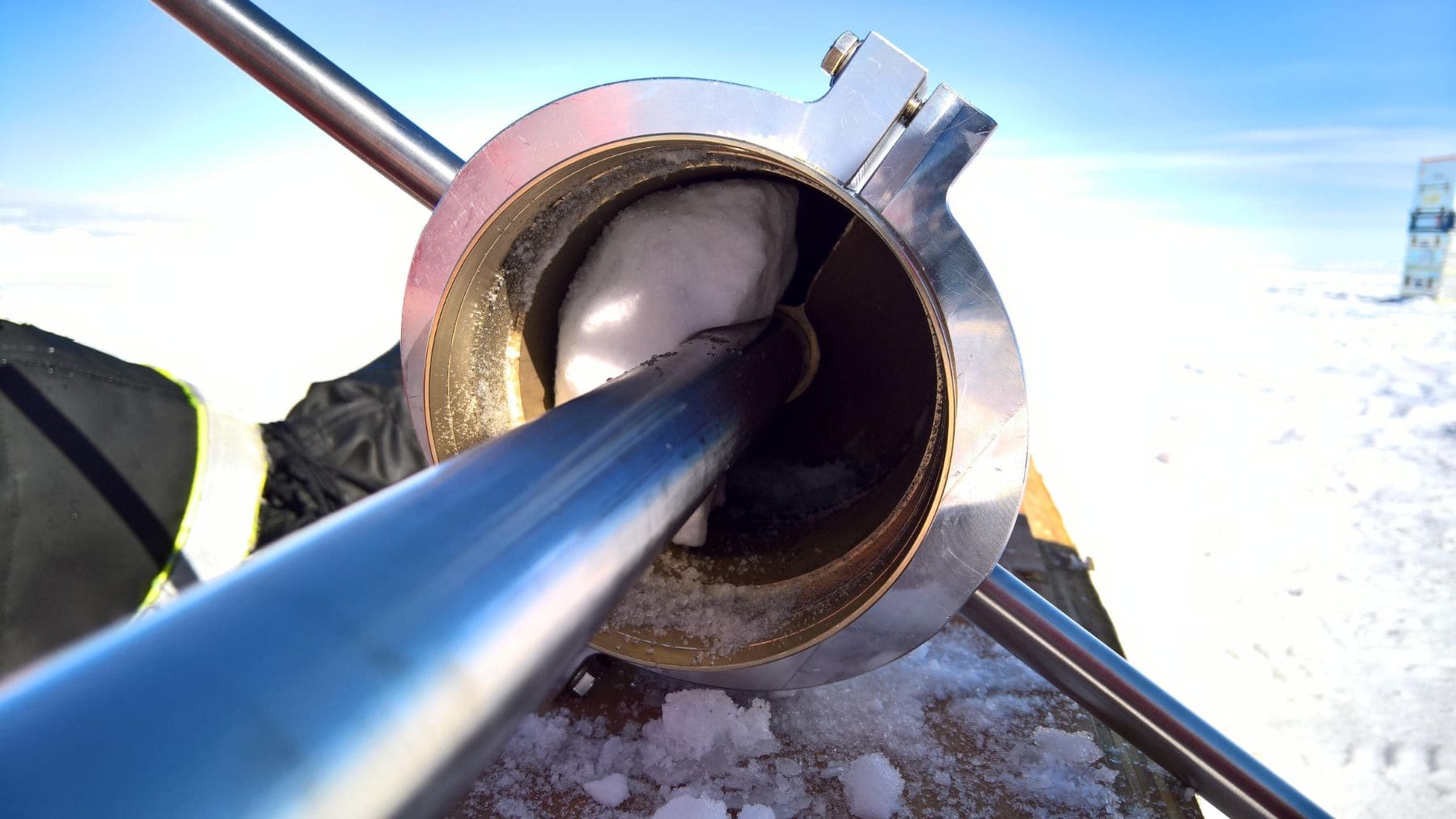 Núcleo de hielo extraído en la Antártida durante la investigación que detectó hierro-60 de origen interestelar.