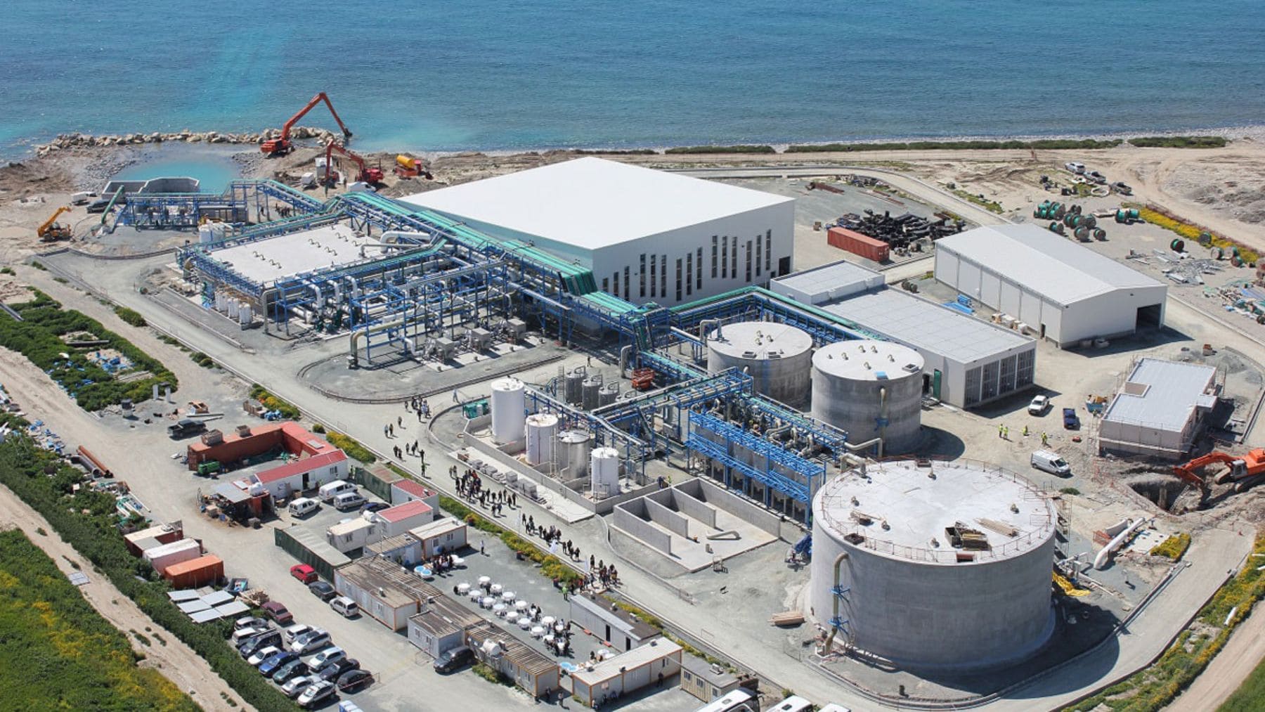 Megaplanta desalinizadora en Texas para convertir agua del Golfo en agua potable mediante ósmosis inversa.