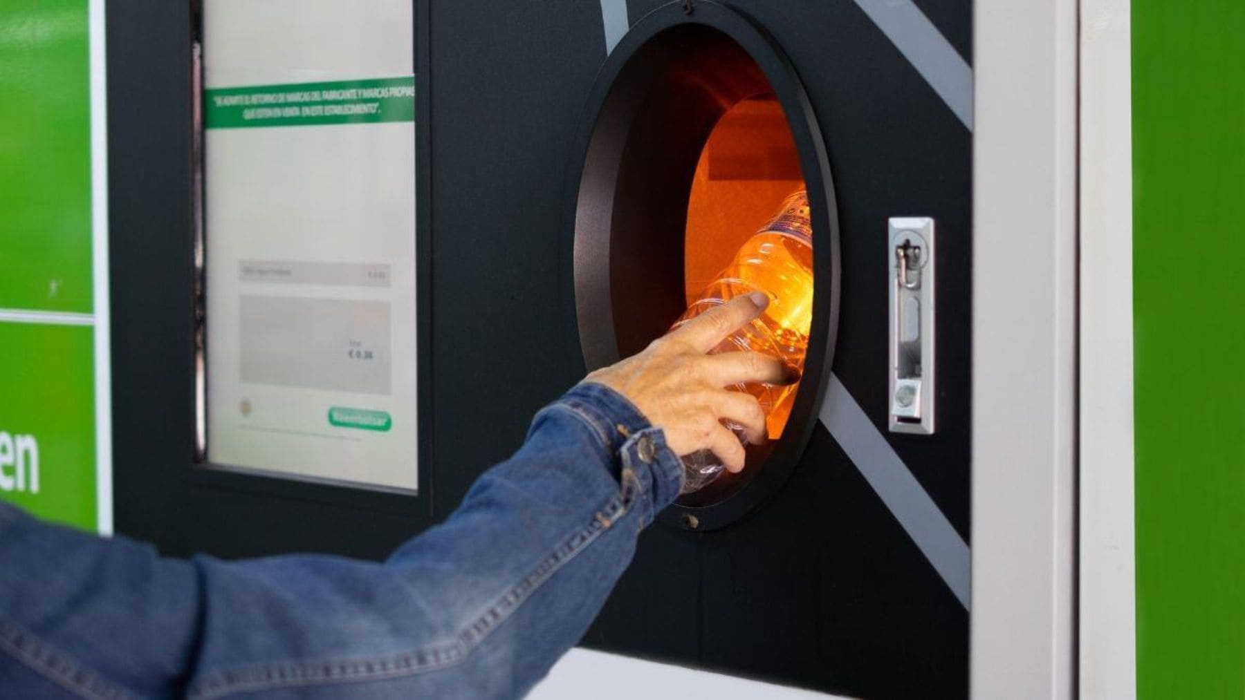 Máquina de reciclaje de Mercadona donde un cliente introduce una botella para recuperar dinero del depósito.