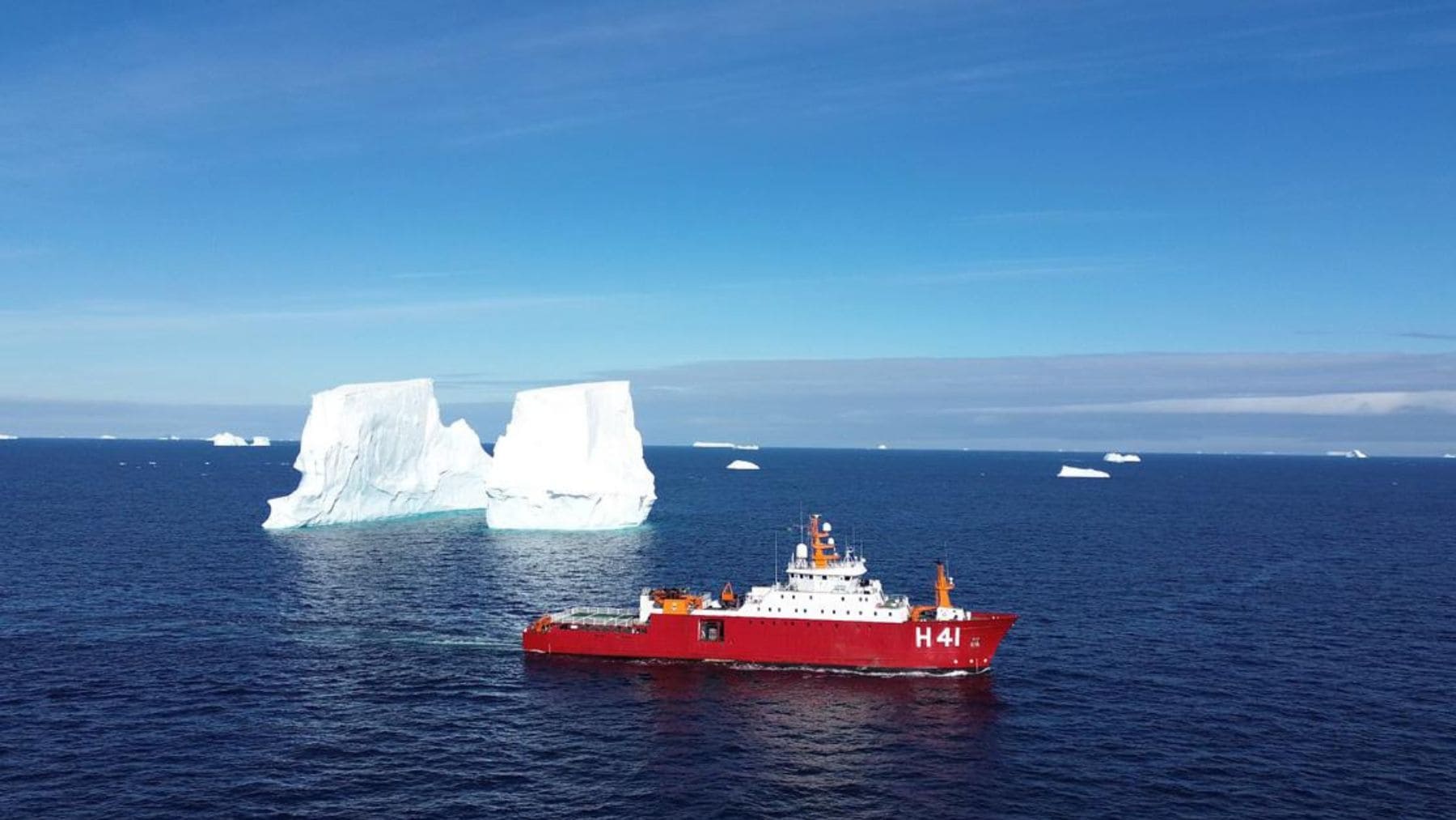 Buque polar Almirante Maximiano durante una expedición científica en la Antártida