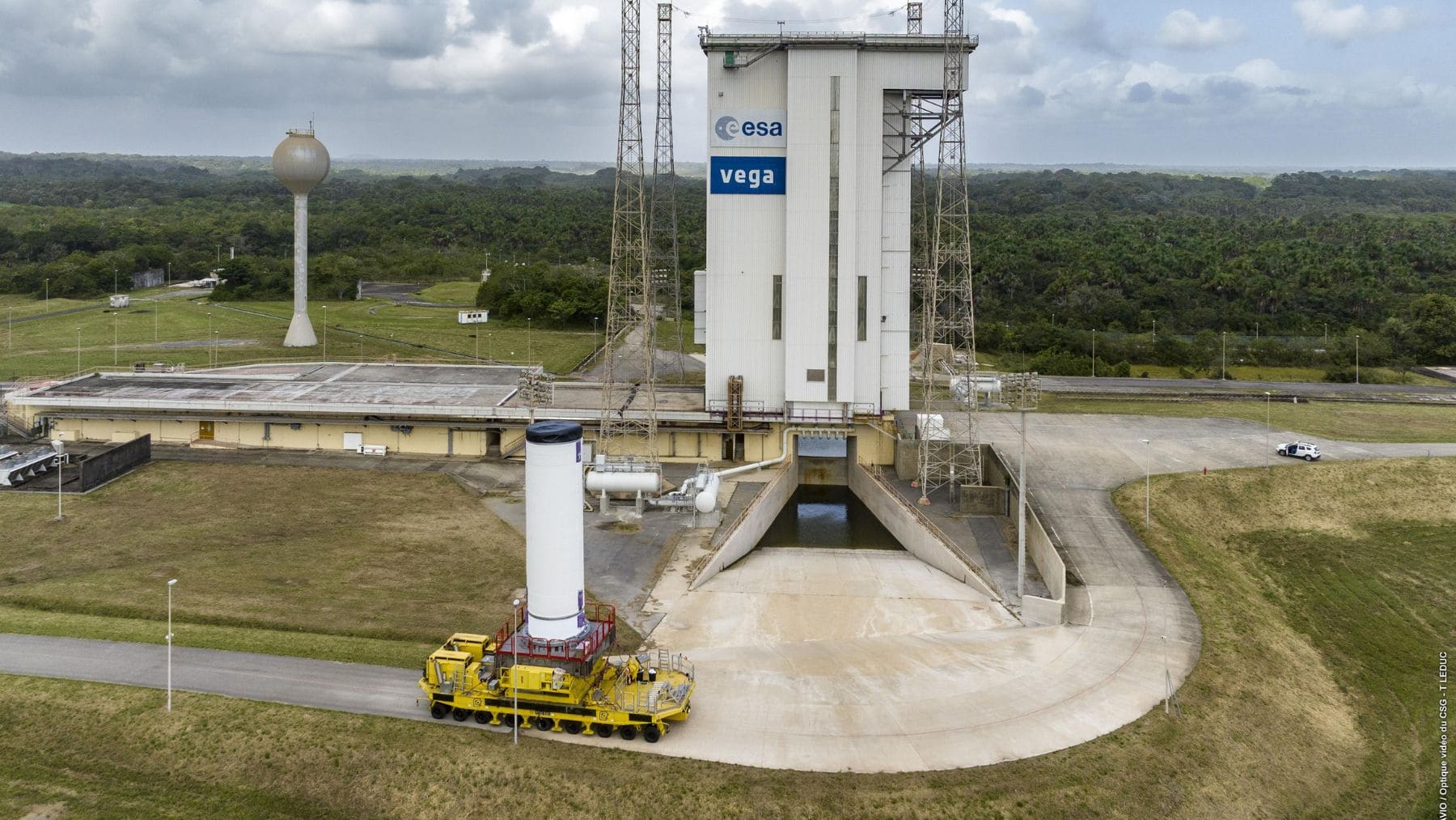 Cohete Vega-C de la ESA durante la misión SMILE de Europa y China para estudiar el viento solar.