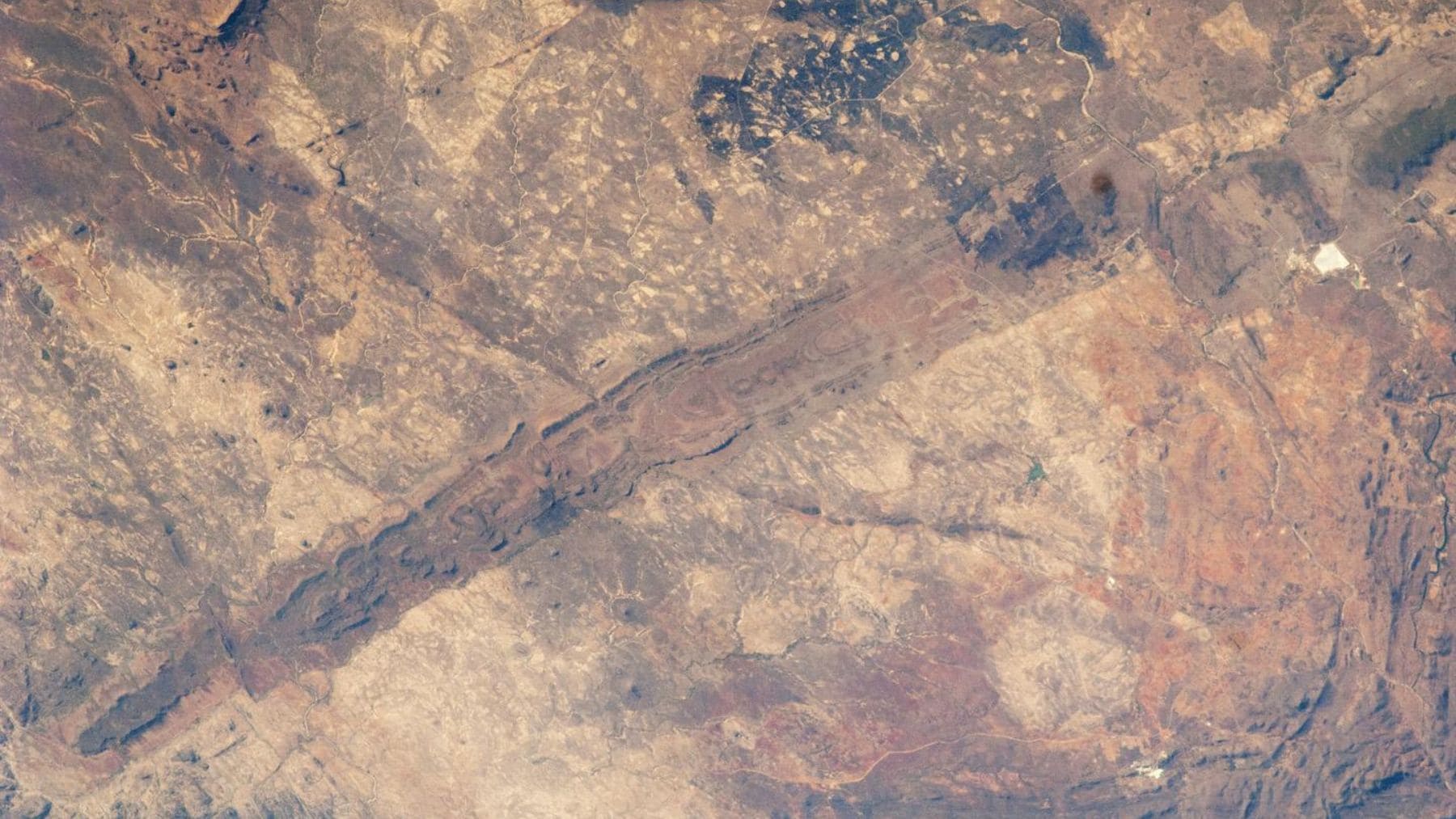Imagen de la NASA del Gran Dique de Zimbabue, una estructura geológica de 550 kilómetros visible desde el espacio.