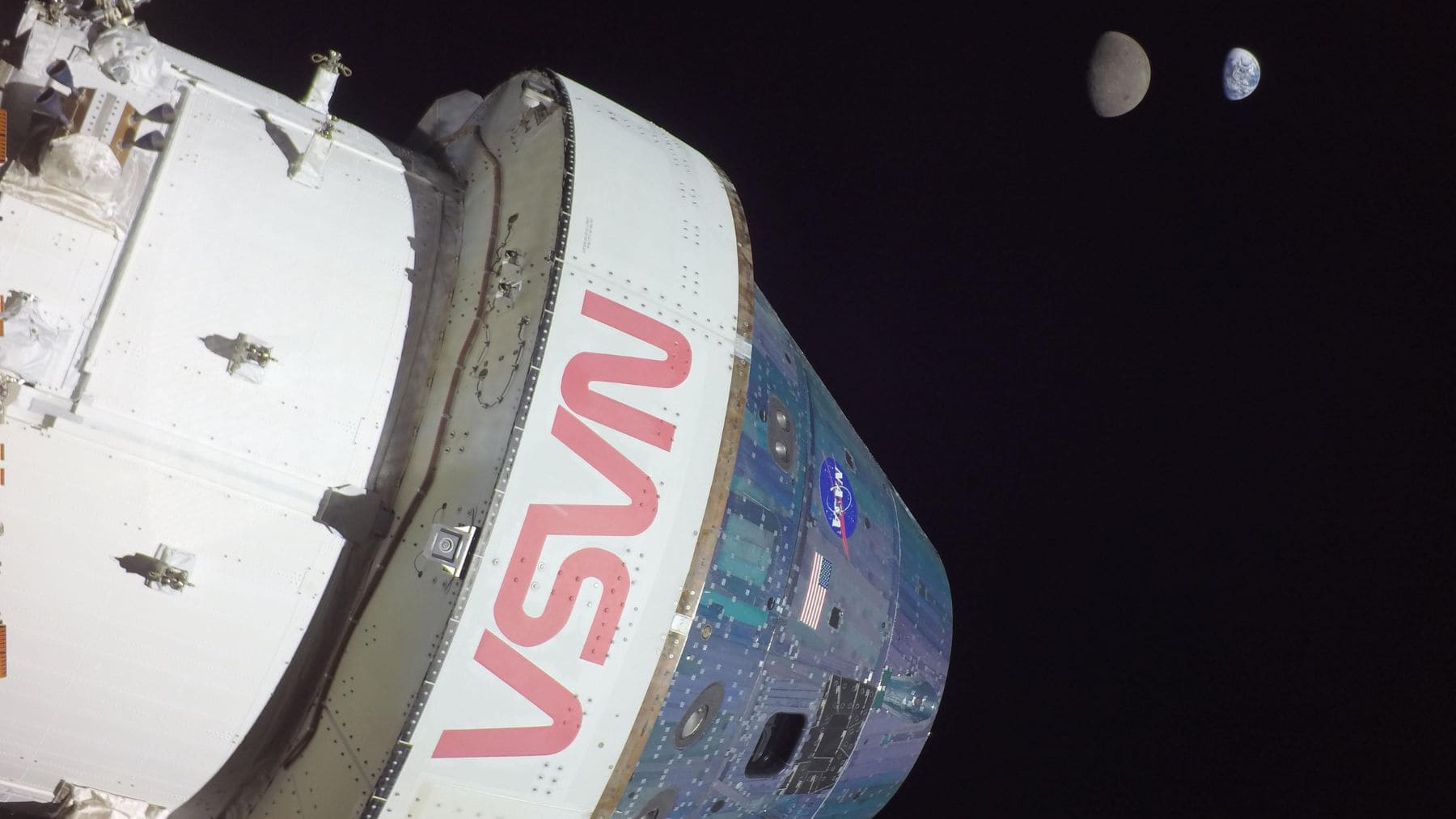 Nave Orion de Artemis II junto a la Tierra y la Luna durante la misión de la NASA.