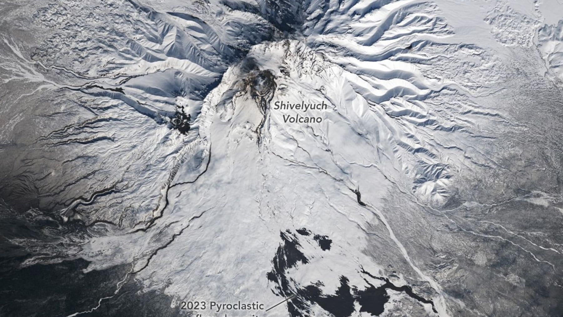 Imagen satelital de la NASA del volcán Shiveluch en Kamchatka con flujos piroclásticos derritiendo la nieve