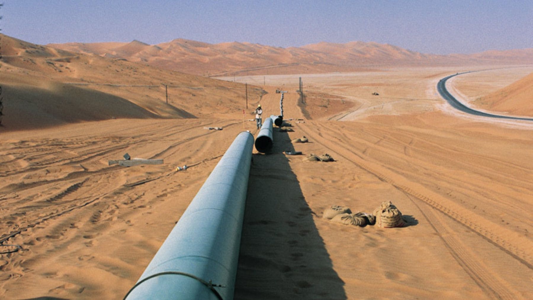Oleoducto de Emiratos Árabes en el desierto conectado con Fujairah para evitar el estrecho de Ormuz.