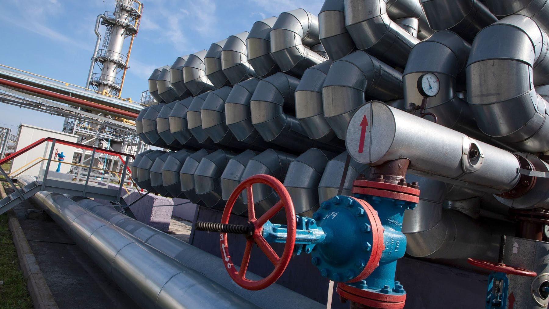Oleoducto industrial con grandes tuberías de acero del proyecto energético entre Hungría y Serbia.