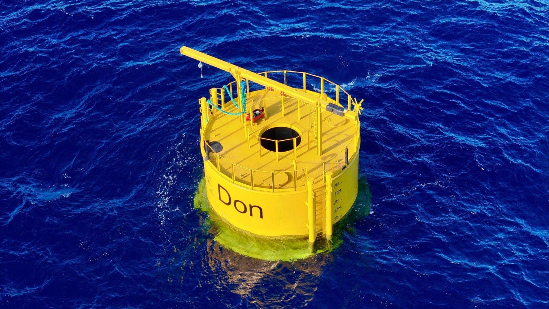 Plataforma flotante OTEC de Global OTEC instalada en Canarias para generar electricidad con la temperatura del océano