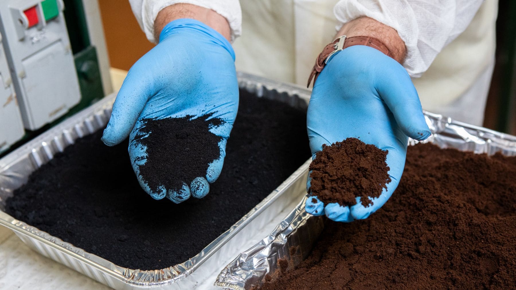 Investigadores de RMIT muestran biocarbón creado con posos de café para fabricar hormigón más resistente.