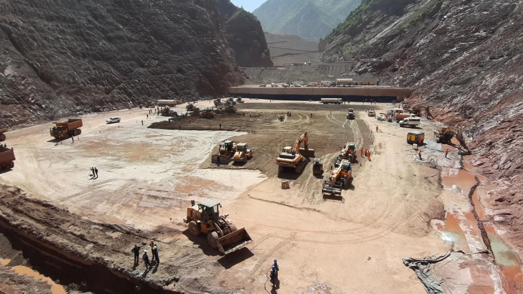 Obras de construcción de la presa de Rogun en Tayikistán, futura presa más alta del mundo.