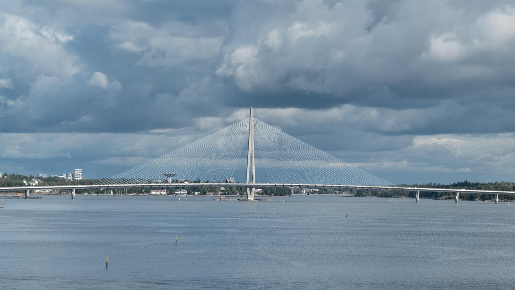 Puente Kruunuvuorensilta en Helsinki, infraestructura para peatones y ciclistas sin coches sobre el mar Báltico.