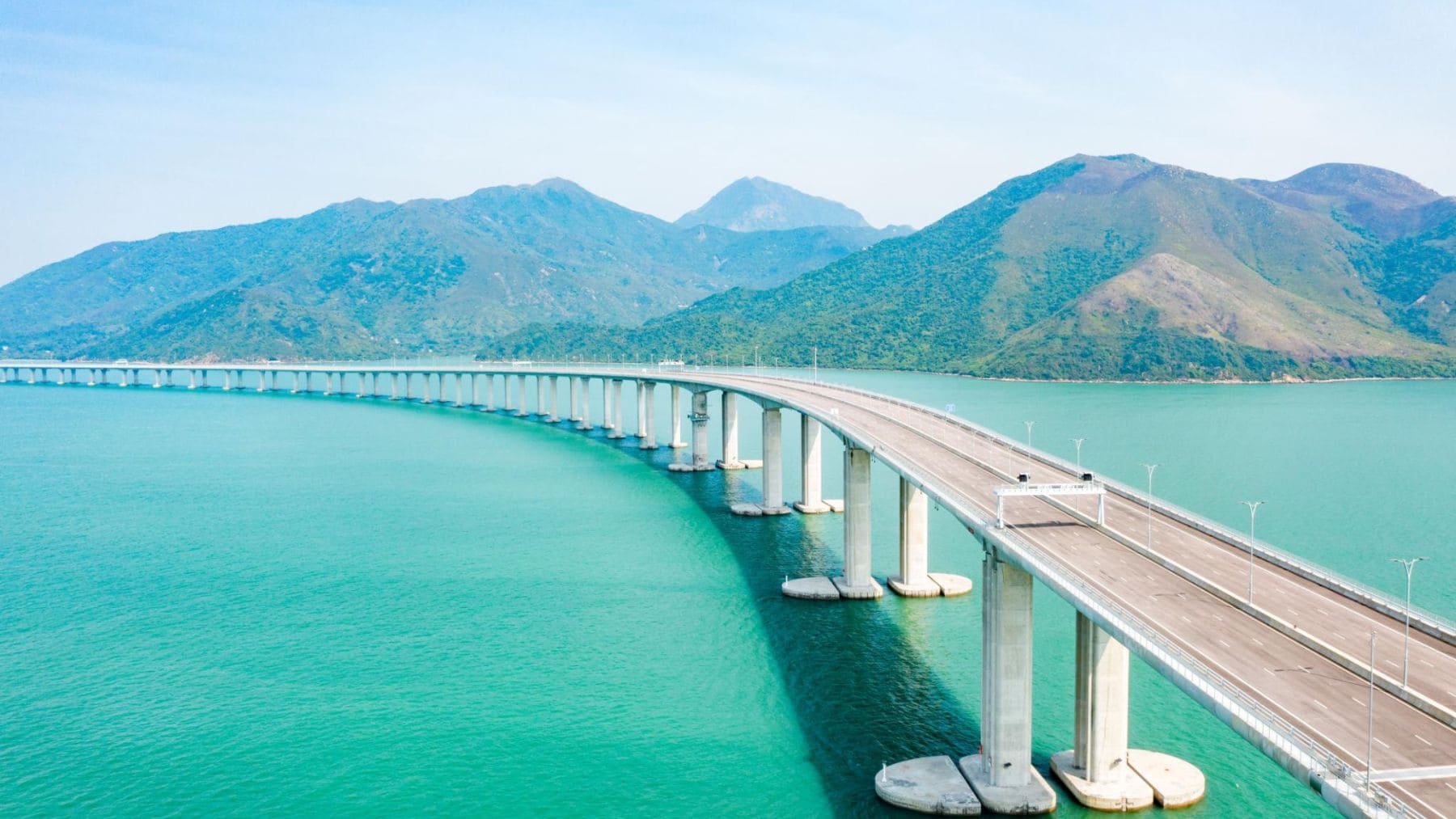 Puente Hong Kong-Zhuhai-Macao, el puente marítimo más largo del mundo con paneles de bambú.