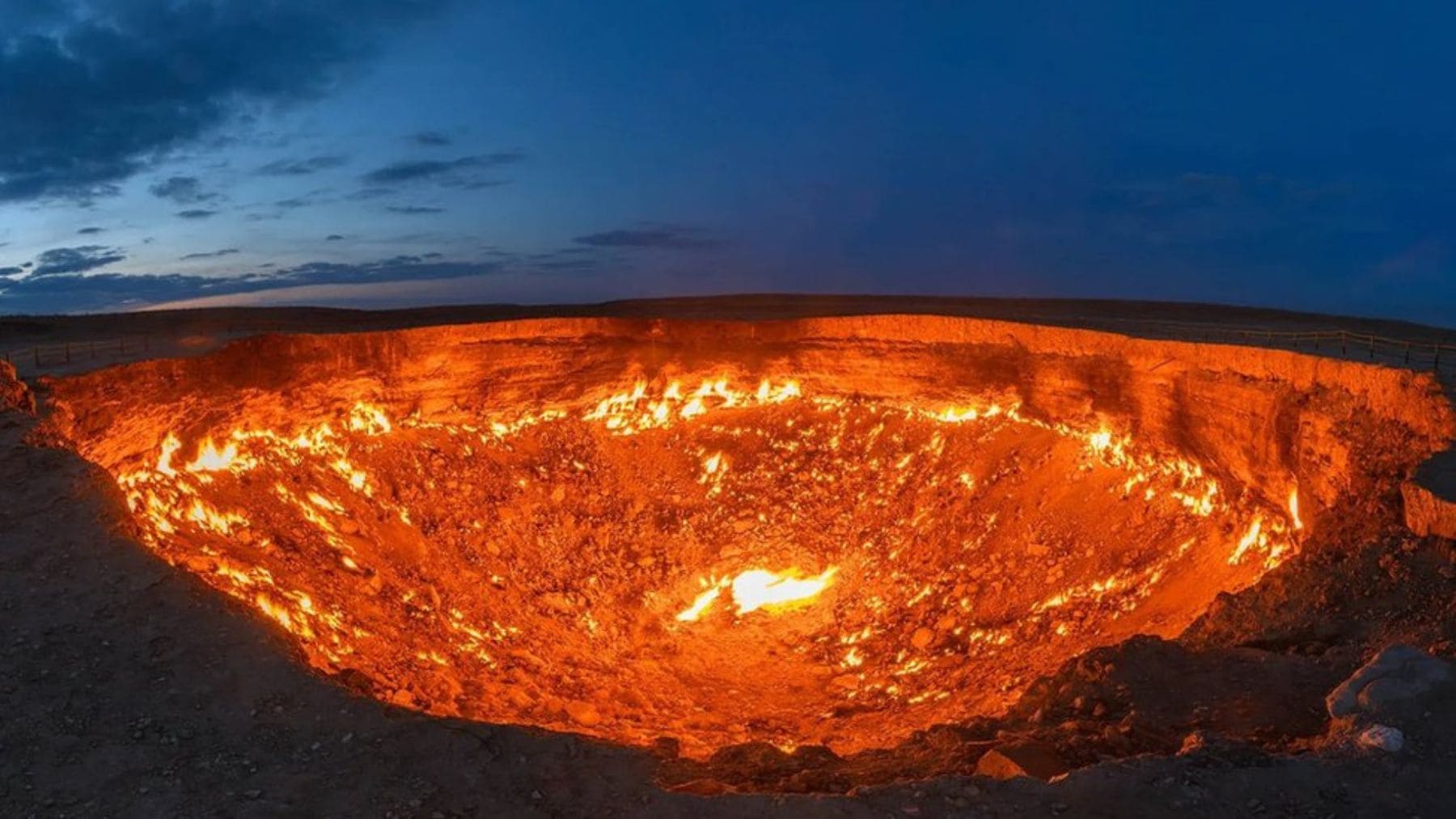 La Puerta del Infierno de Turkmenistán, el cráter de Darvaza, ardiendo en el desierto de Karakum.