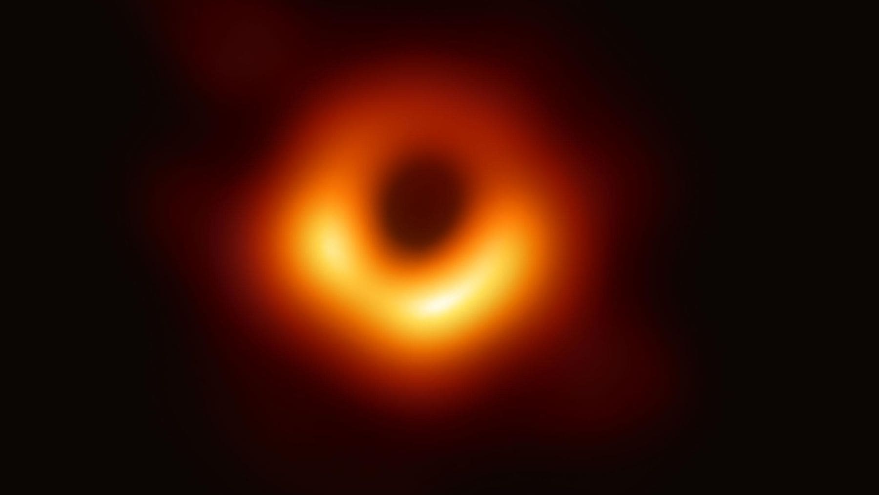 Primera imagen real de un agujero negro captada por el Event Horizon Telescope.