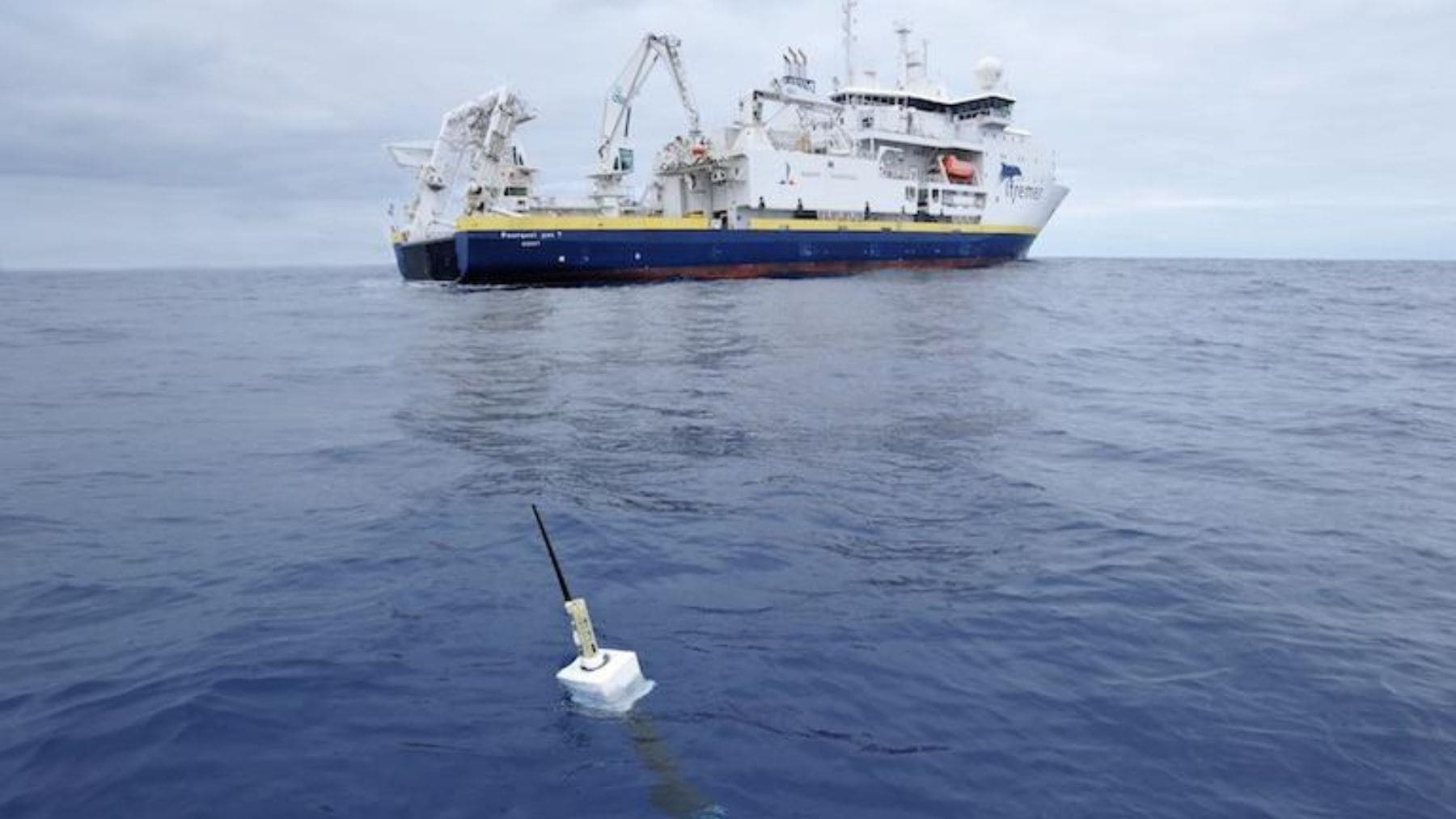 Boya robótica Argo en el océano Antártico durante una misión científica sobre el deshielo marino.