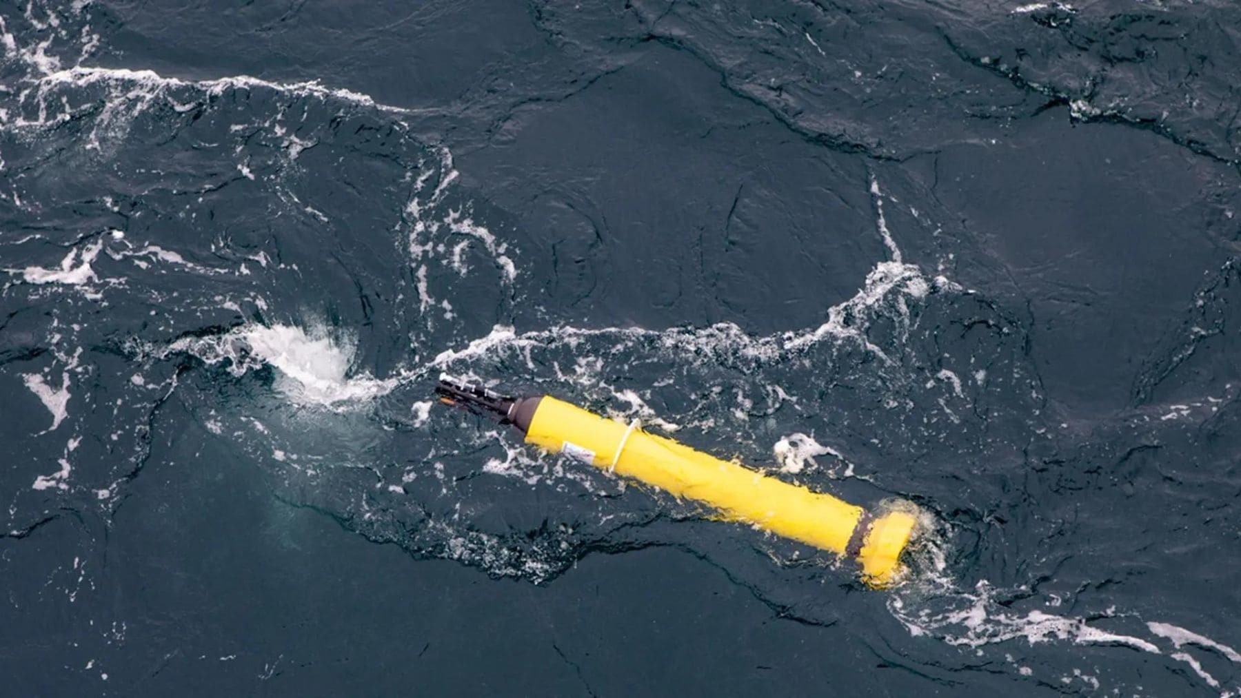 Robot submarino Argo emergiendo entre el hielo de la Antártida tras recopilar datos sobre el cambio climático.