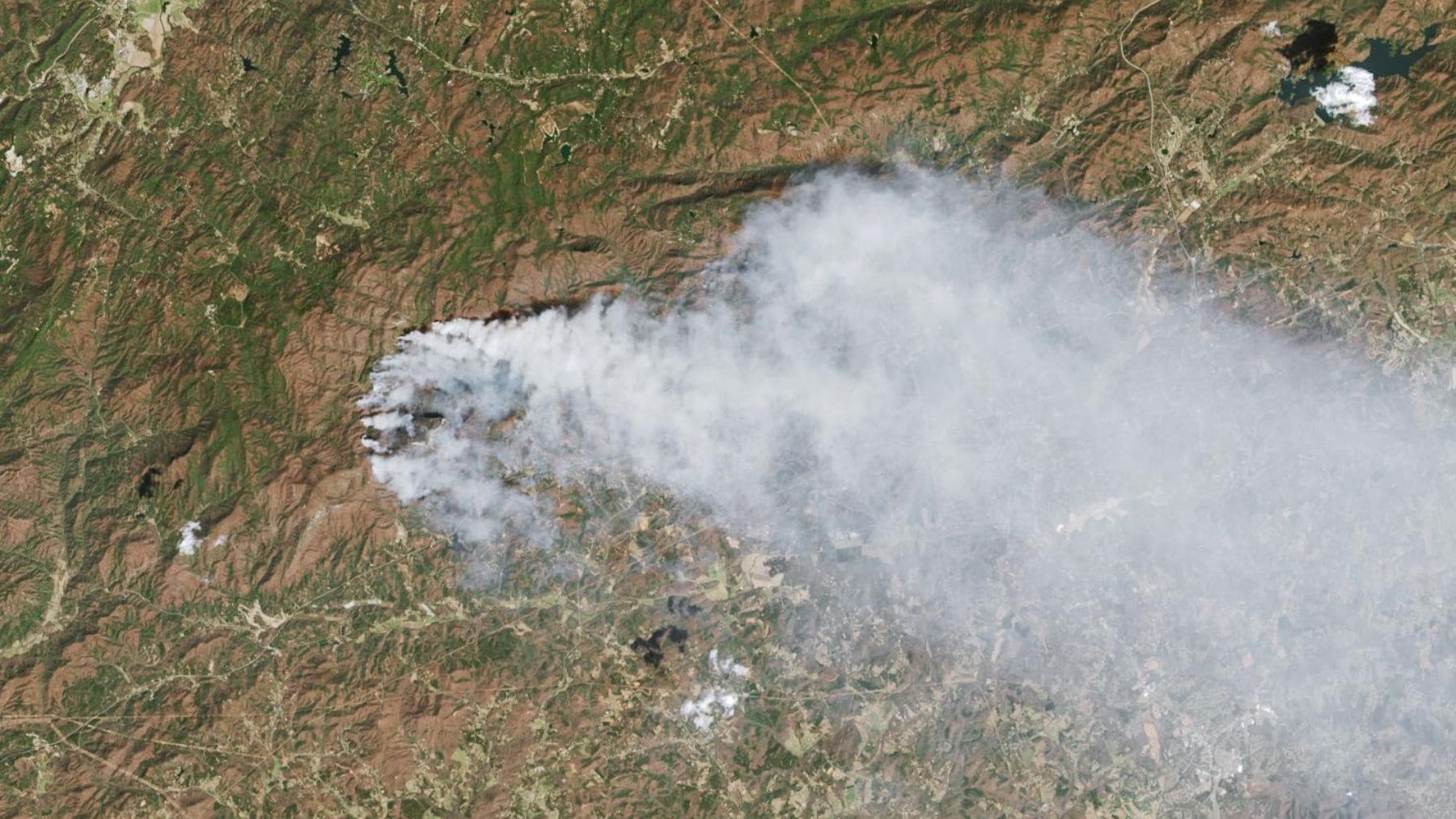 Imagen satelital de la NASA que muestra la enorme cicatriz de los incendios forestales en Georgia.