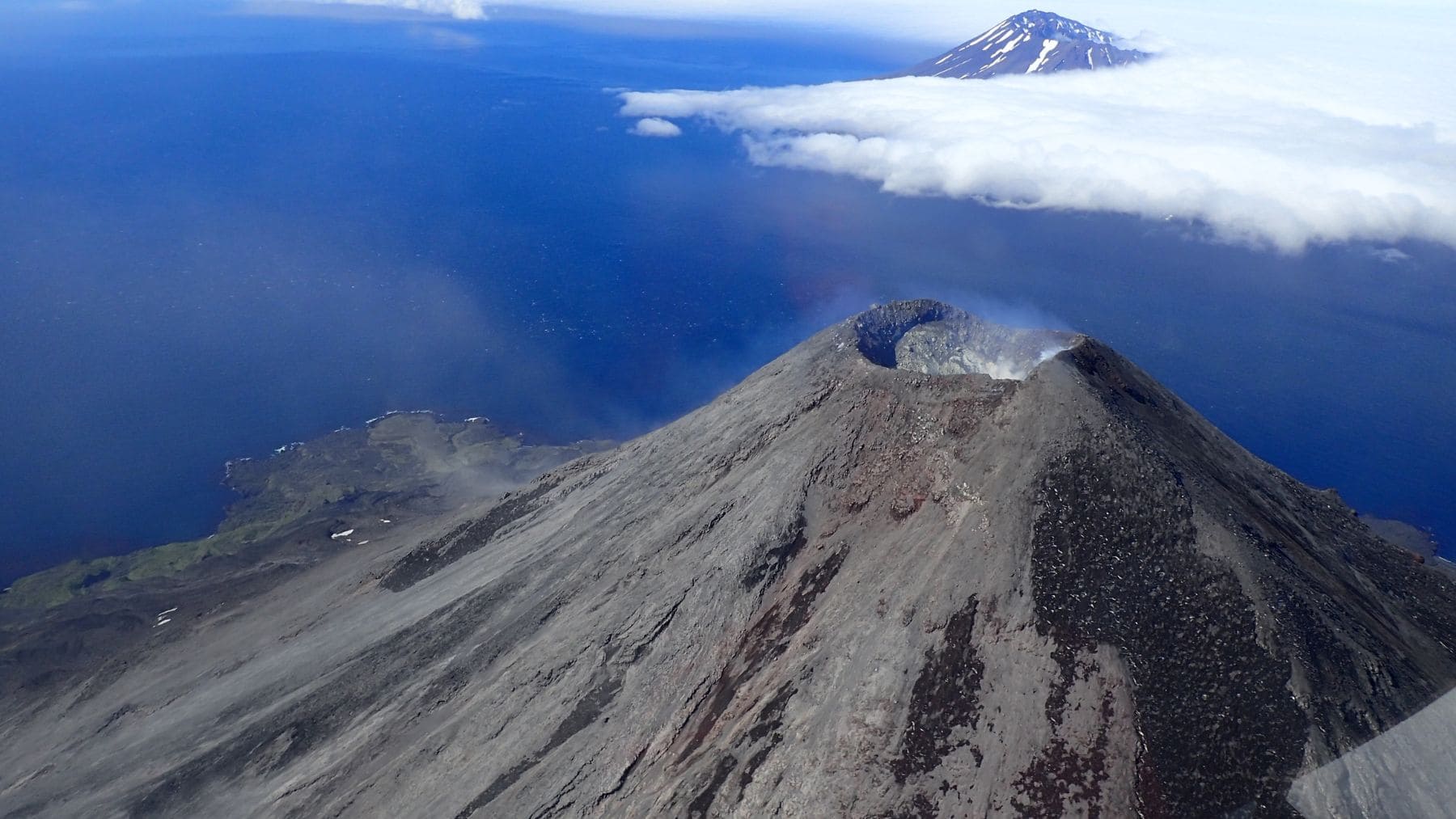 Vista aérea del volcán Cleveland en Alaska, posible parte de una gigantesca caldera submarina en las Aleutianas.