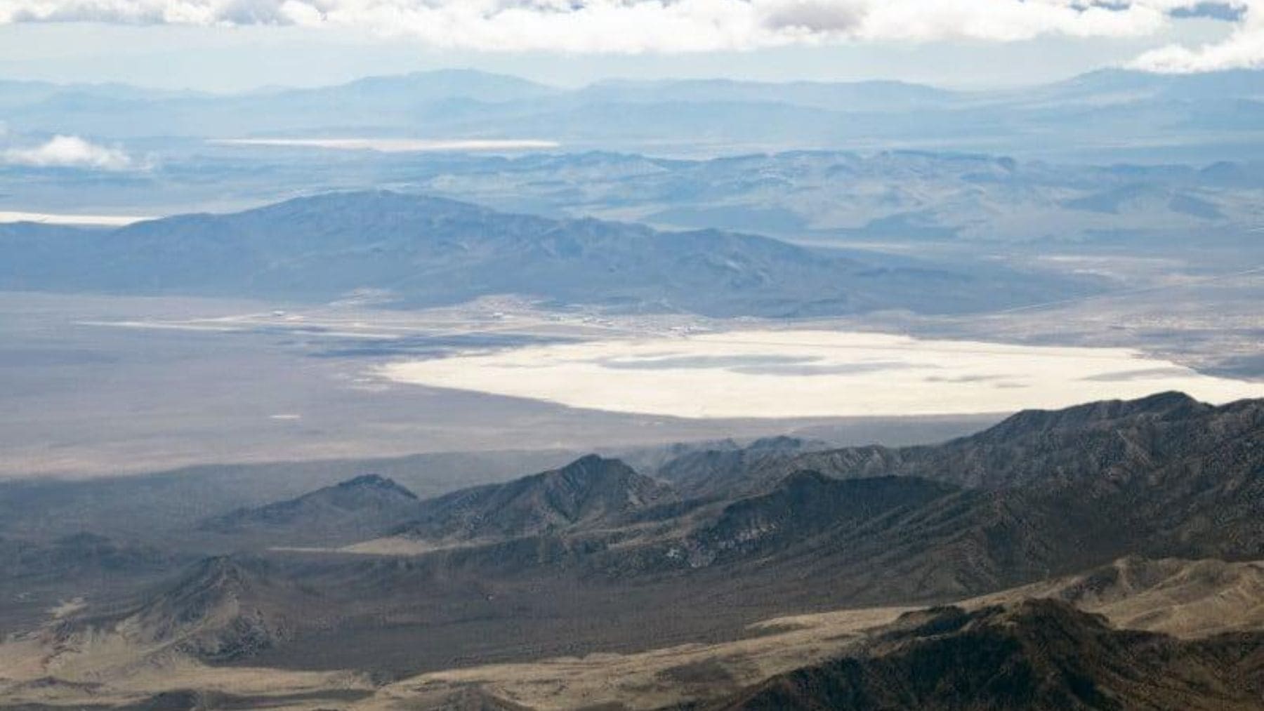 Vista aérea del desierto de Nevada cerca del Área 51 tras la serie de terremotos registrados por sismólogos.
