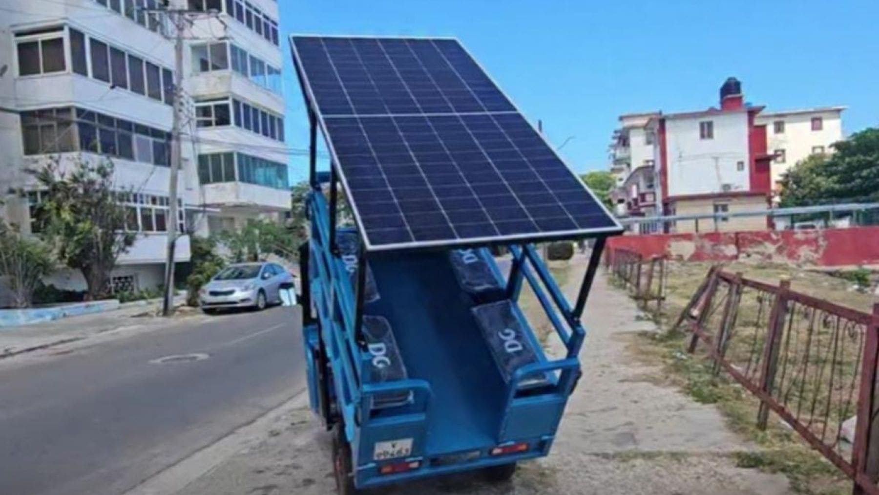 Triciclo eléctrico con panel solar instalado en una calle de La Habana durante la crisis energética en Cuba.