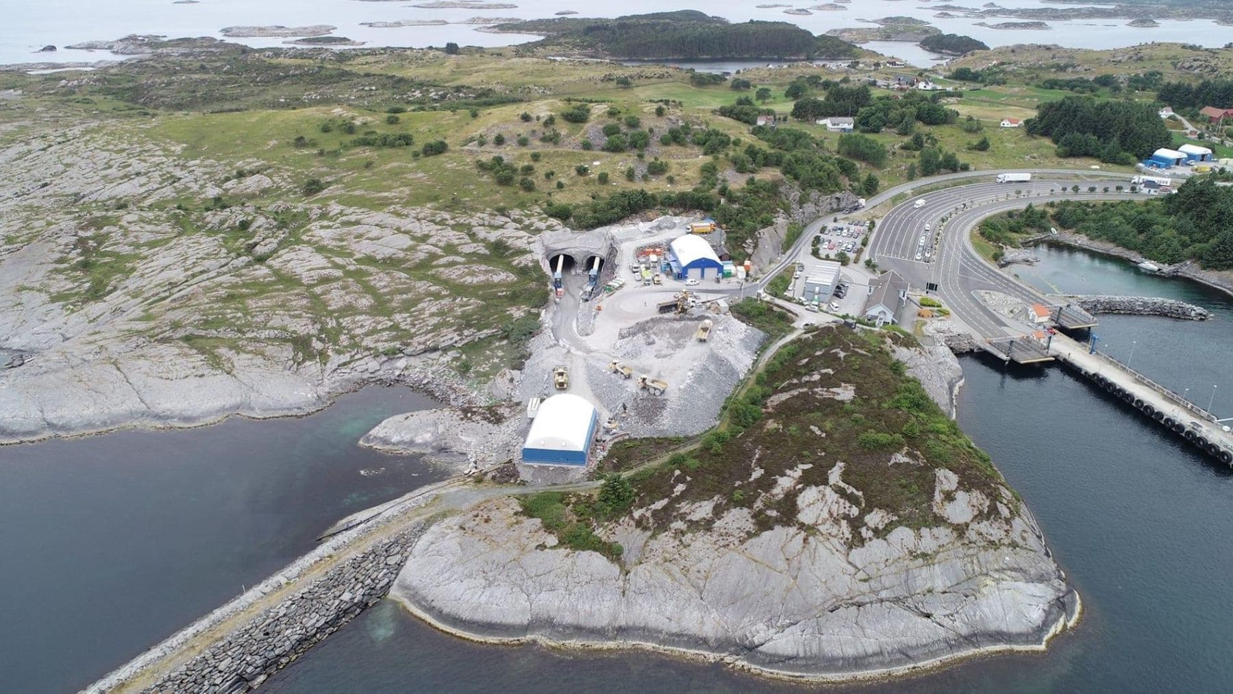 Entrada del túnel submarino Rogfast en Noruega, el más largo y profundo del mundo bajo el mar.
