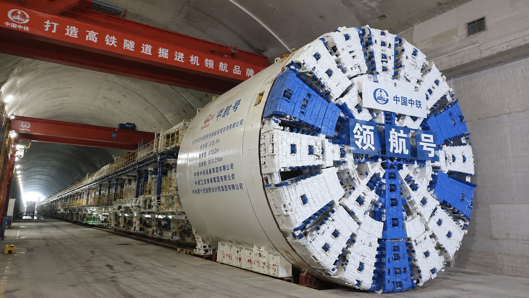La tuneladora china Linghang durante la excavación récord del túnel subacuático bajo el río Yangtsé